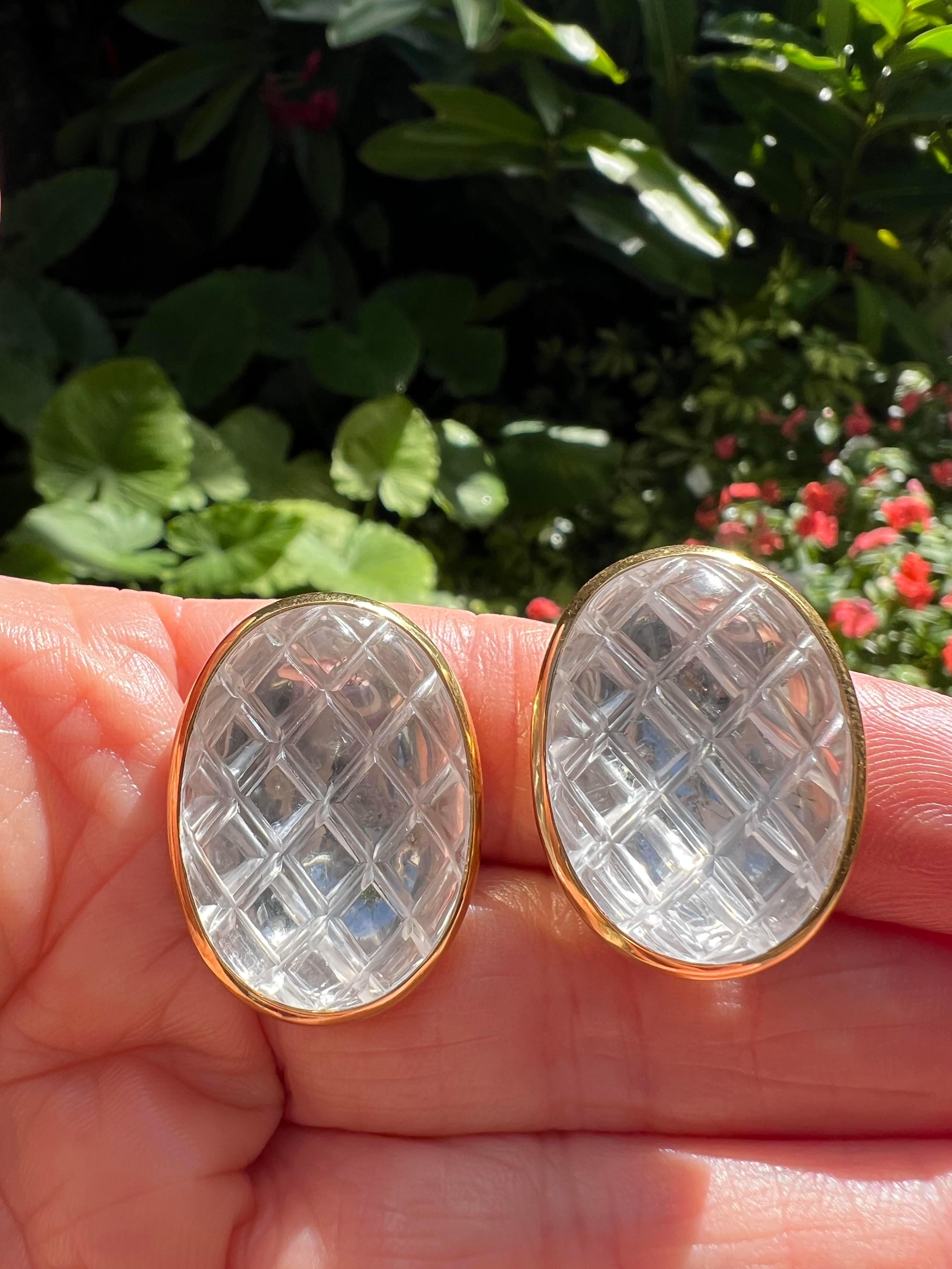 David Webb 18k Yellow Gold Rock Crystal Pool Clip Earrings In Excellent Condition For Sale In Palm Beach, FL