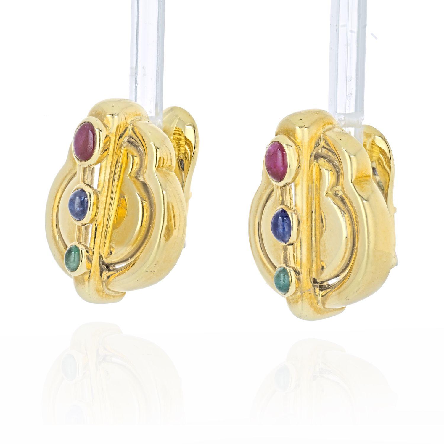 Taille cabochon David Webb Boucles d'oreilles en or jaune 18 carats avec rubis, émeraudes et saphirs en vente