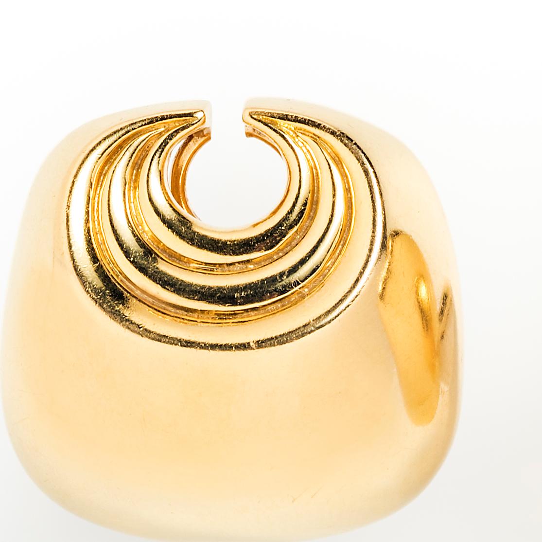 David Webb has crafted a refined pair of statement ear clips that are as easy for daytime wear as they are elegant for evening.  

Dimensions: 1 1/8” x 1 1/8” or 2.8 cm x 2.8 cm
Gross weight: 29.10 grams
18k yellow gold 
Signed Webb 18K 