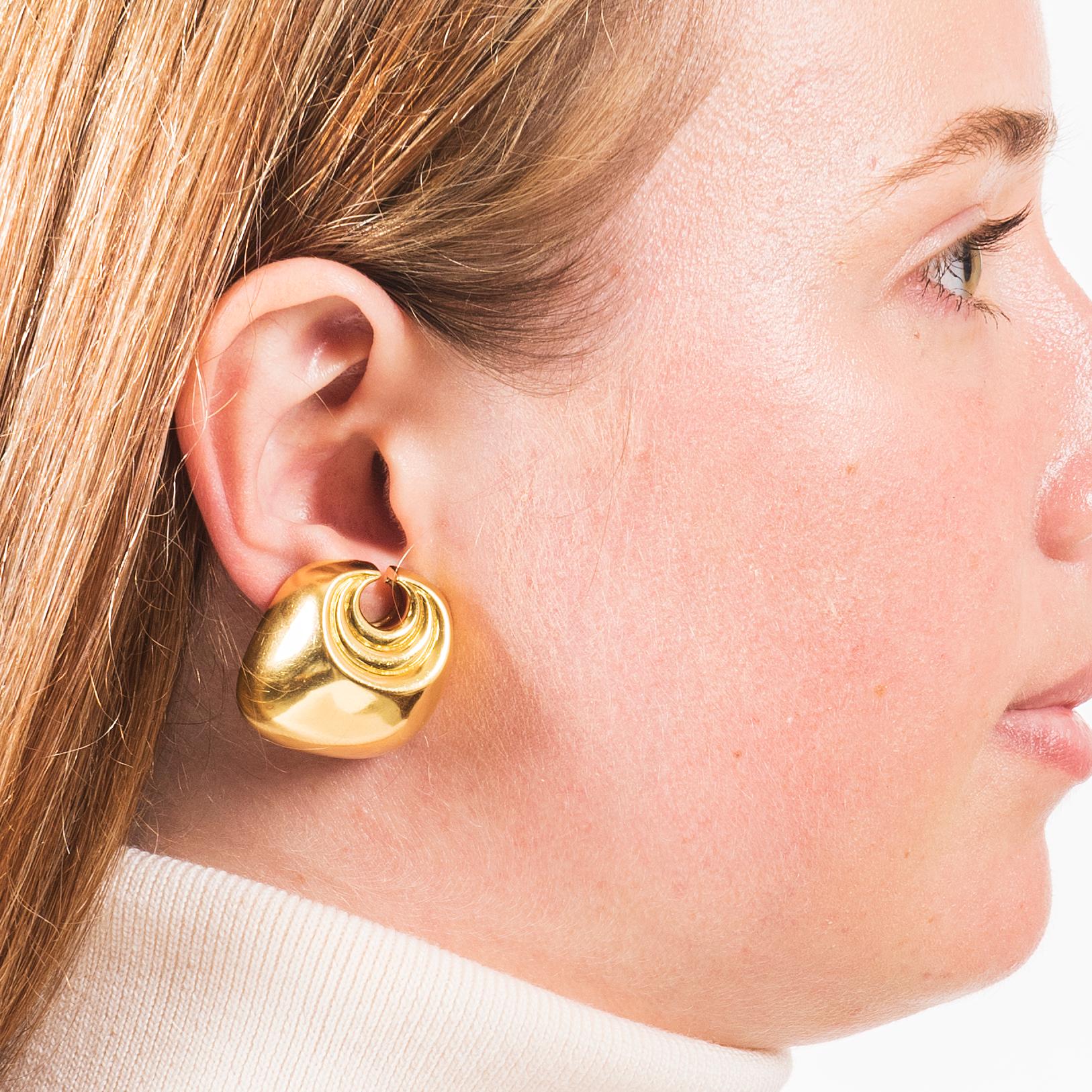 Women's David Webb 18K Yellow Gold Scallop Form Ear Clips For Sale