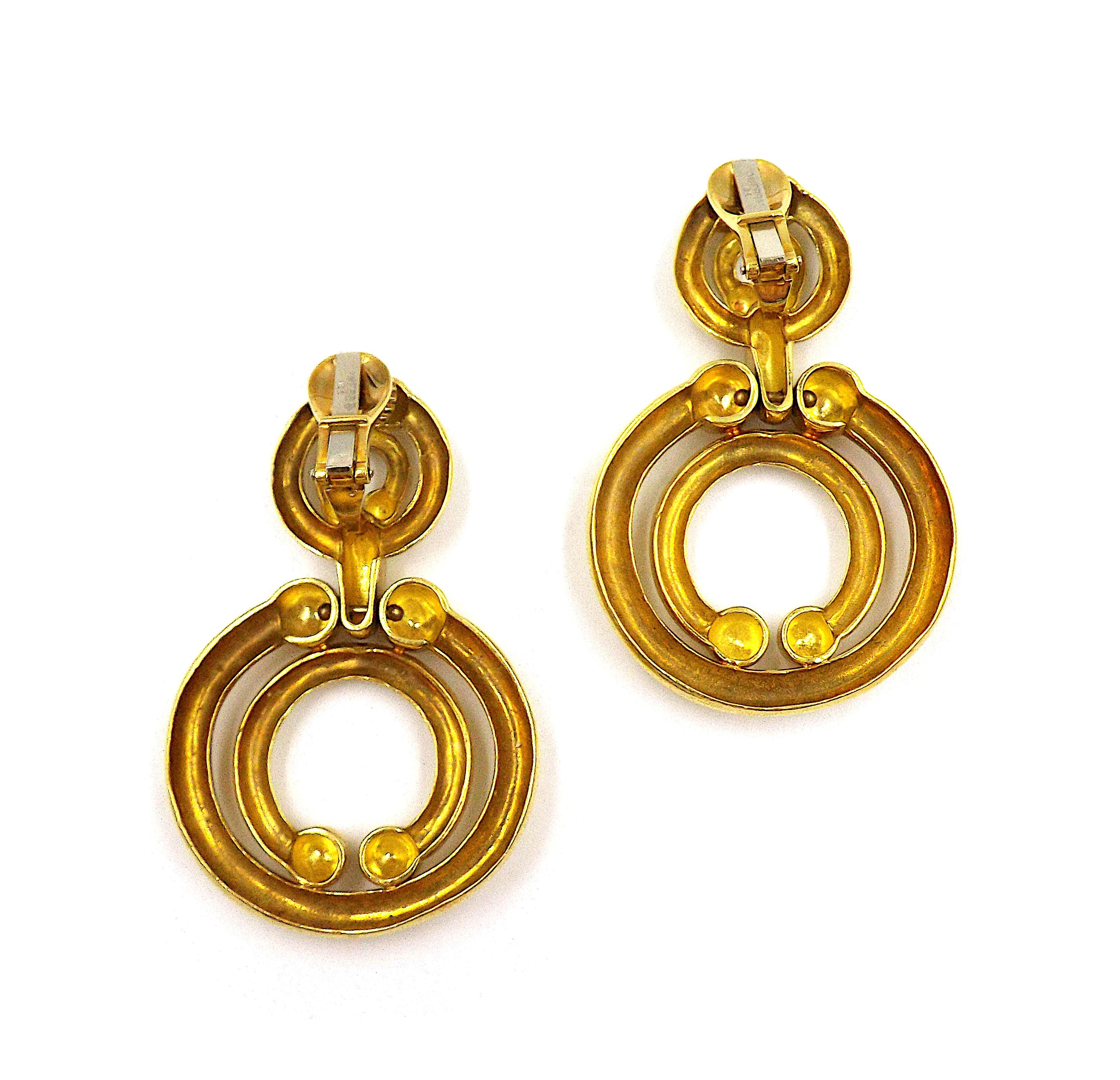 Une paire d'élégantes boucles d'oreilles pendantes de David Webb réalisées en or jaune 18 carats, présentant un motif de volutes. Signé Webb, estampillé 18K. La longueur est d'environ 2,25