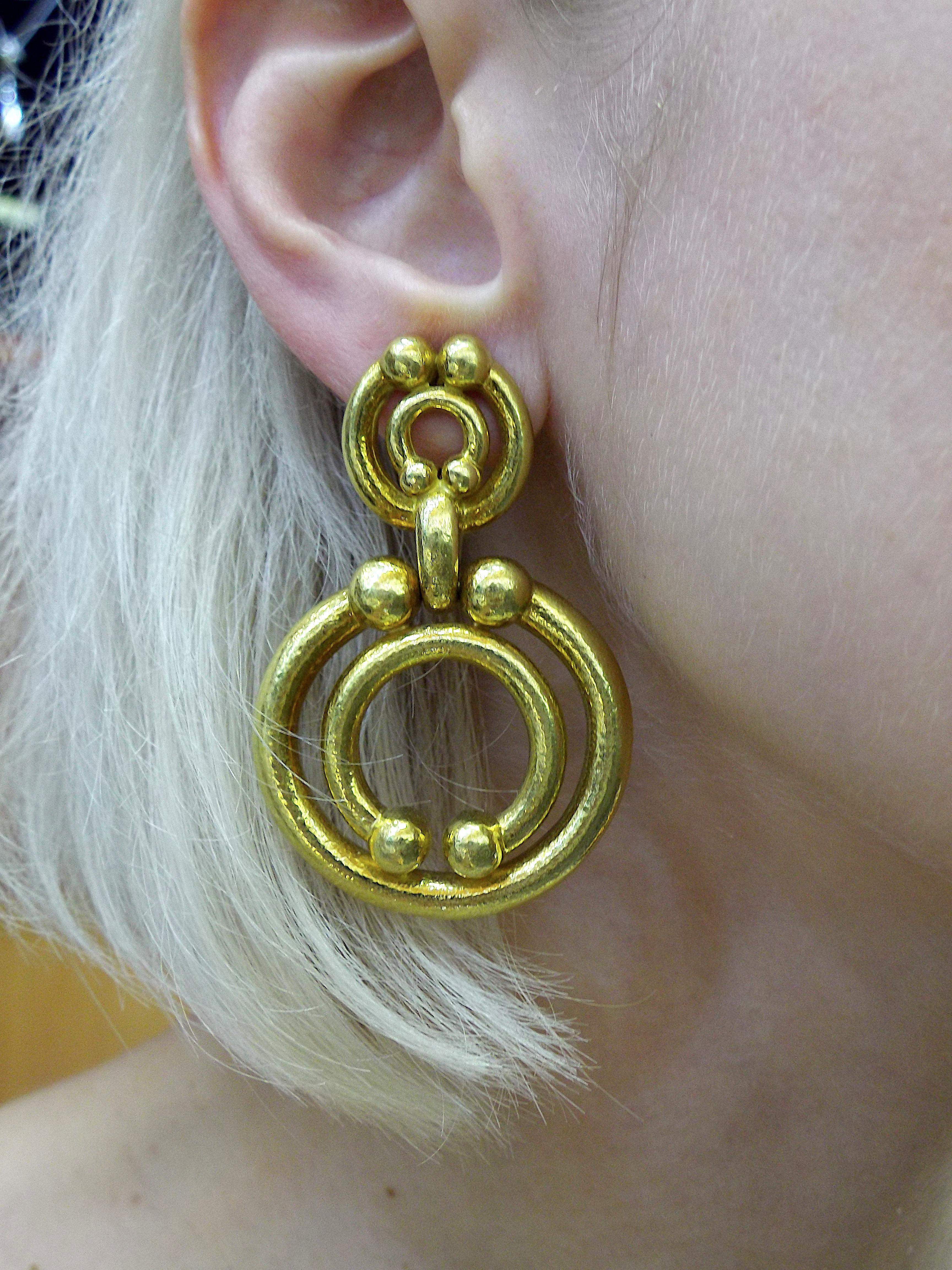 David Webb 18K Yellow Gold Scroll Pendant Earrings In Good Condition For Sale In New York, NY