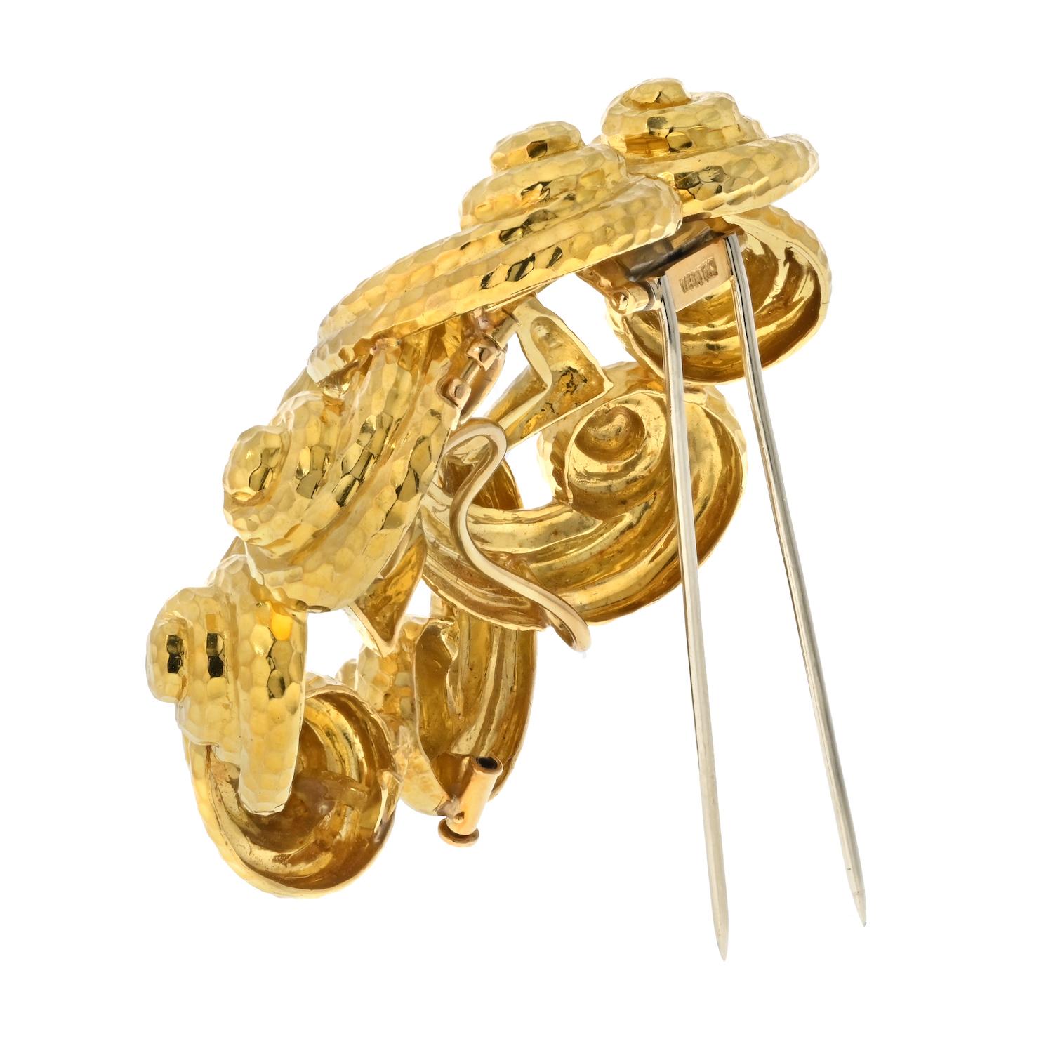 David Webb 18K Yellow Gold Scrolled Hammered Brooch In Excellent Condition For Sale In New York, NY