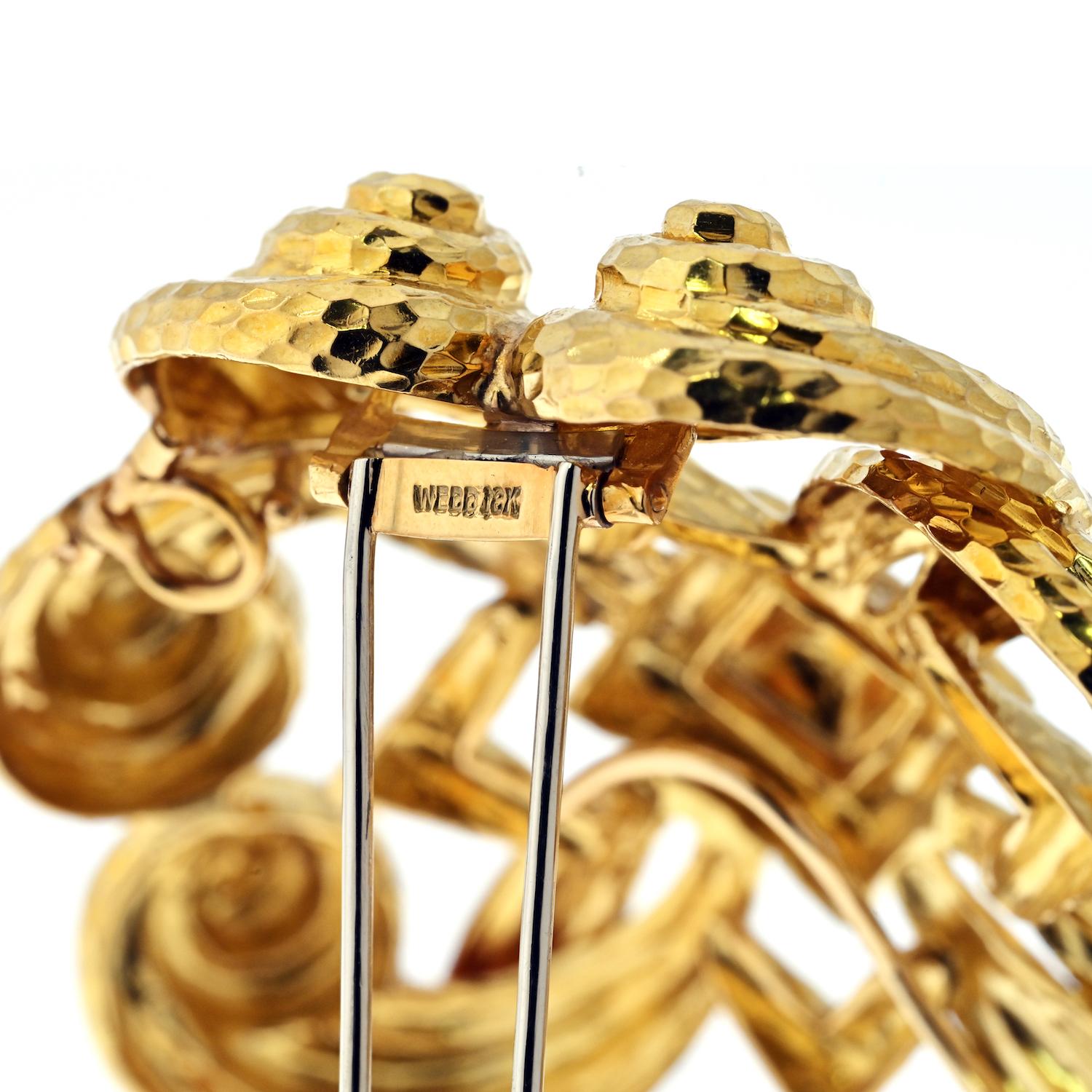 David Webb Broche martelée à volutes en or jaune 18 carats en vente 1