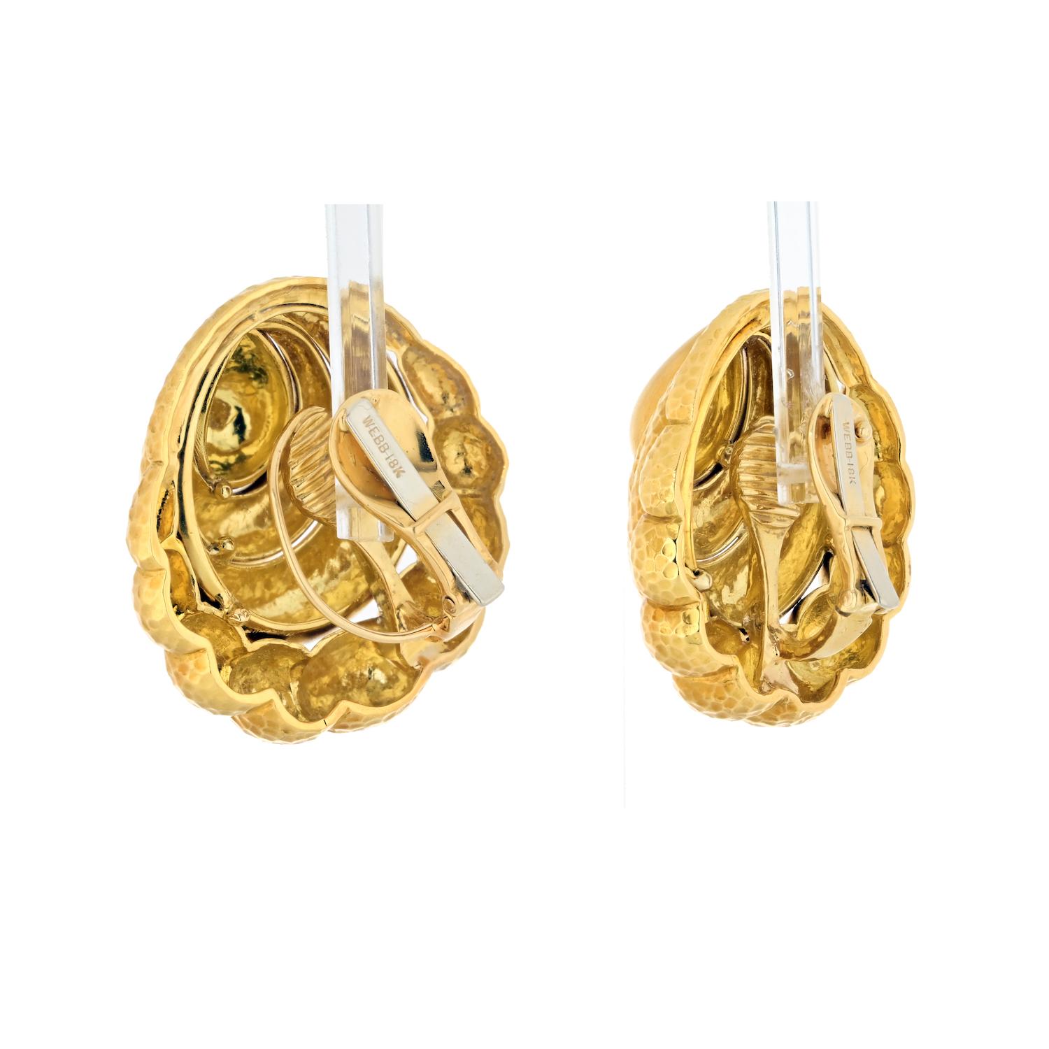 David Webb 18K Yellow Gold Scrolled Textured Clip Earrings In Excellent Condition For Sale In New York, NY