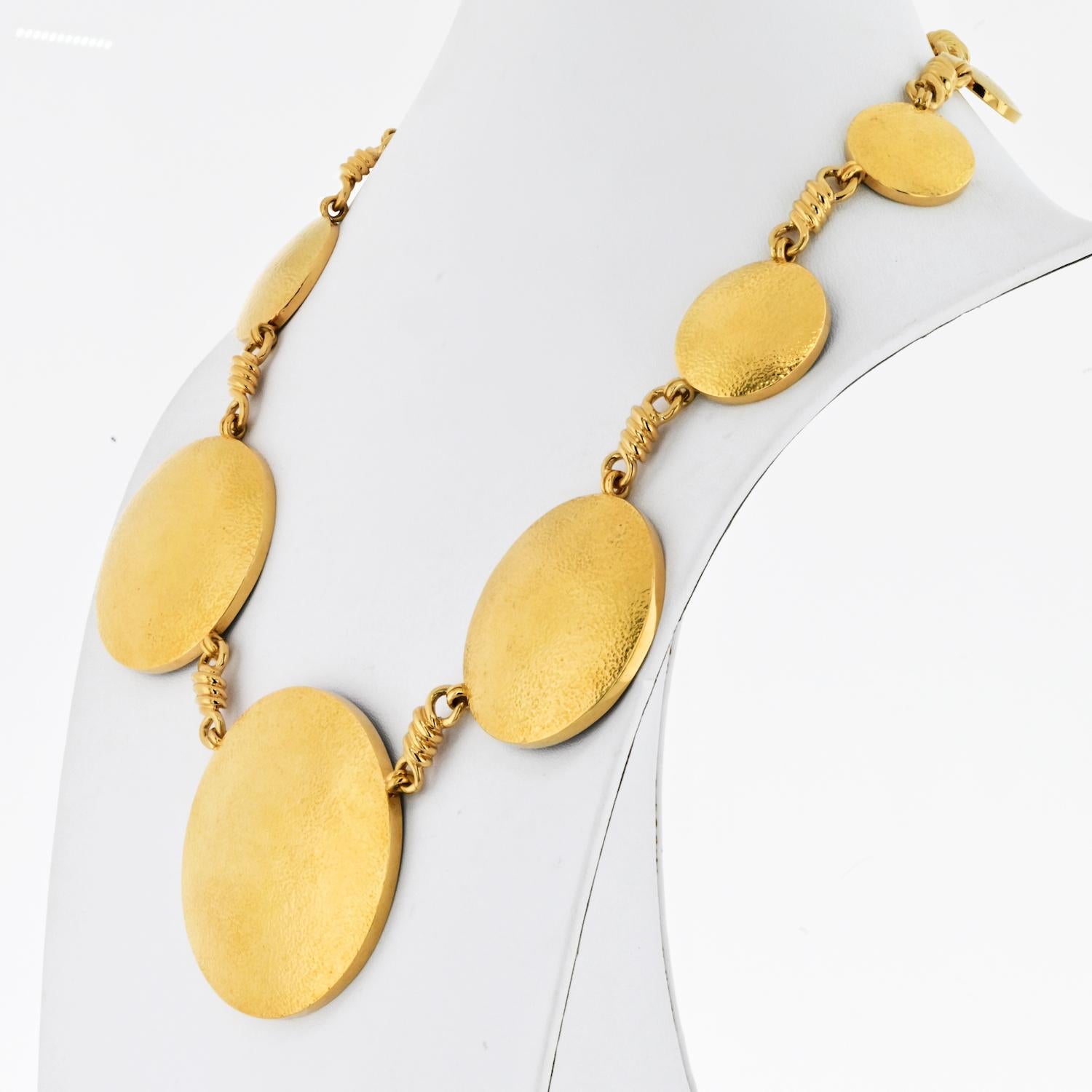 David Webb 18 Karat Gelbgold Solar gehämmerte Scheiben-Halskette (Moderne) im Angebot