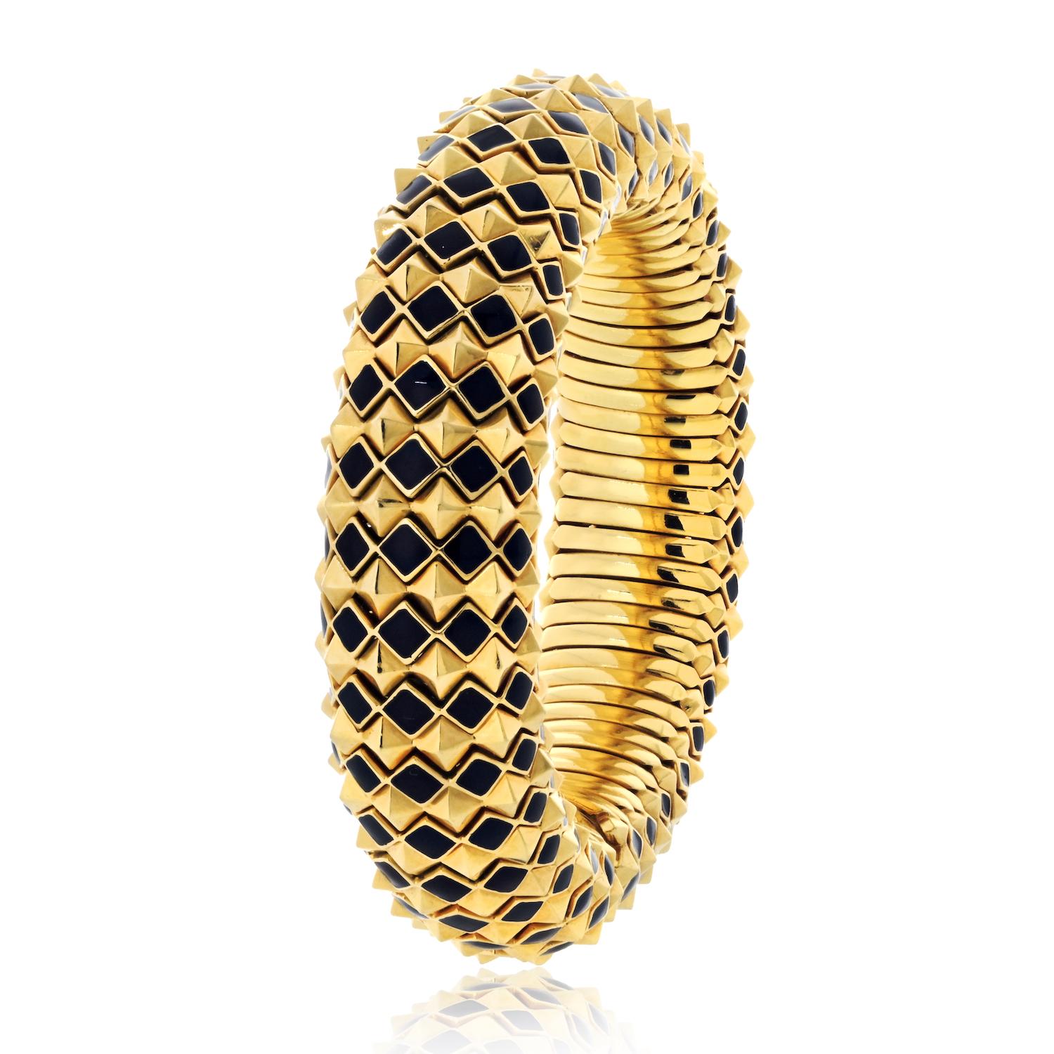 Ce bracelet audacieux et chic de David Webb en or jaune 18k est un exemple frappant de l'esthétique de conception caractéristique de la marque. De style simple à enfiler et légèrement ouvert pour un port sans effort, le bracelet est de forme