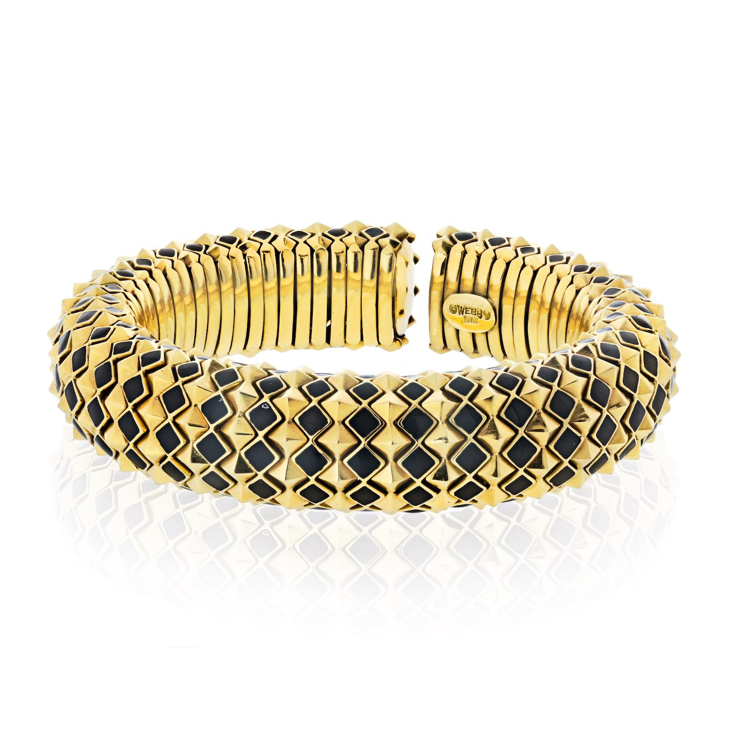 Moderne David Webb - Bracelet à enfiler en or jaune 18K avec pyramide en émail noir et pointes en vente