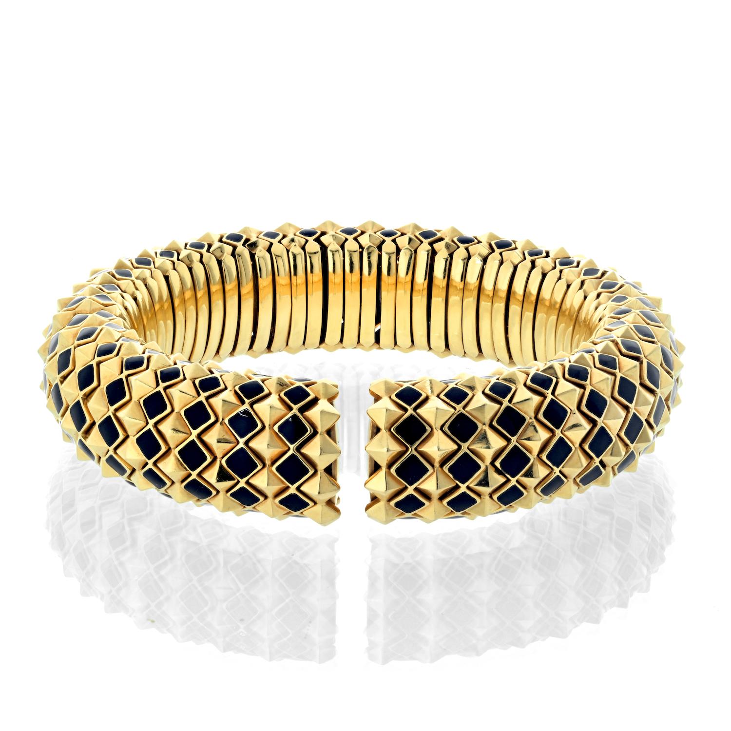 David Webb - Bracelet à enfiler en or jaune 18K avec pyramide en émail noir et pointes Excellent état - En vente à New York, NY