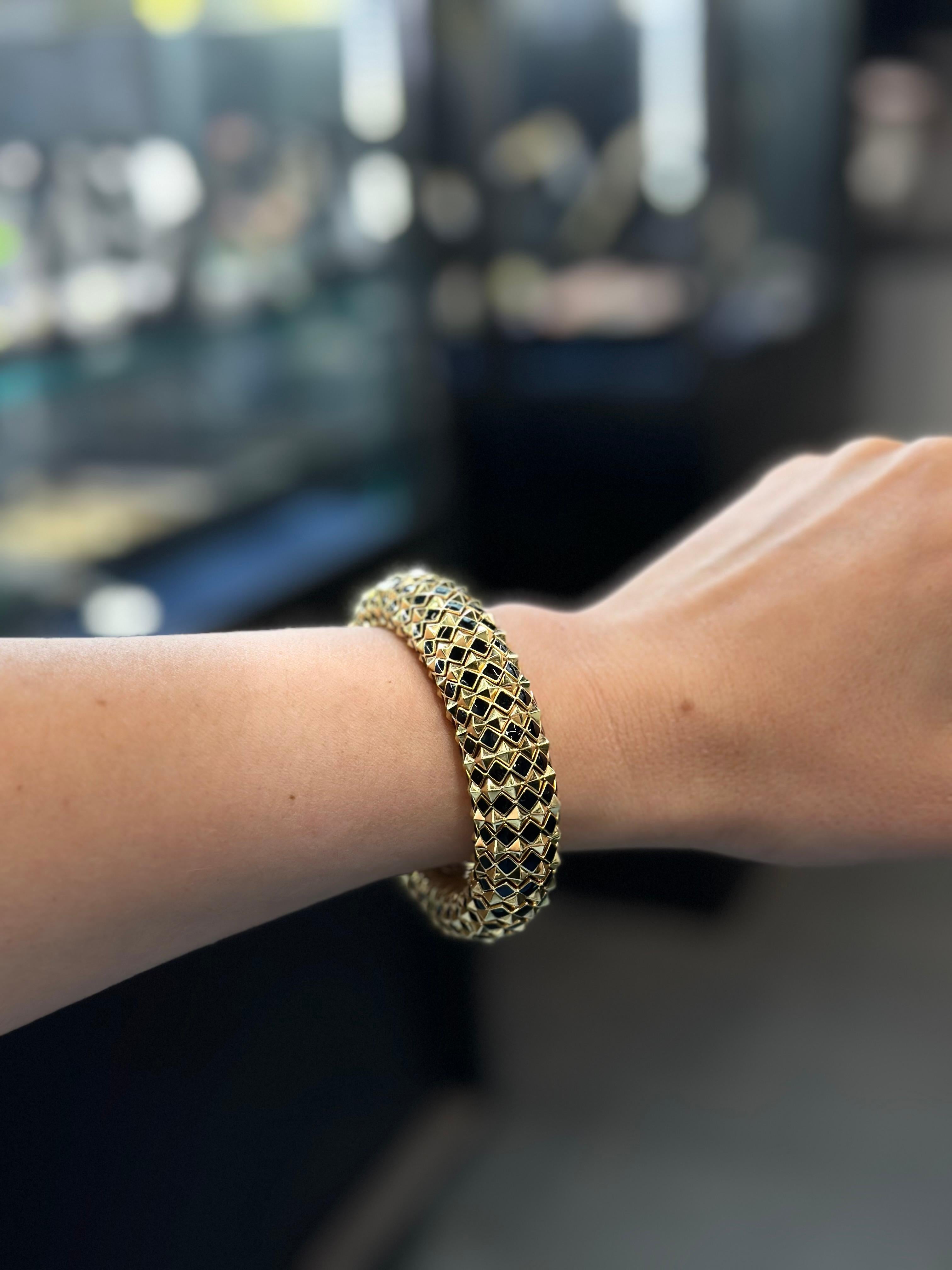David Webb - Bracelet à enfiler en or jaune 18K avec pyramide en émail noir et pointes en vente 2
