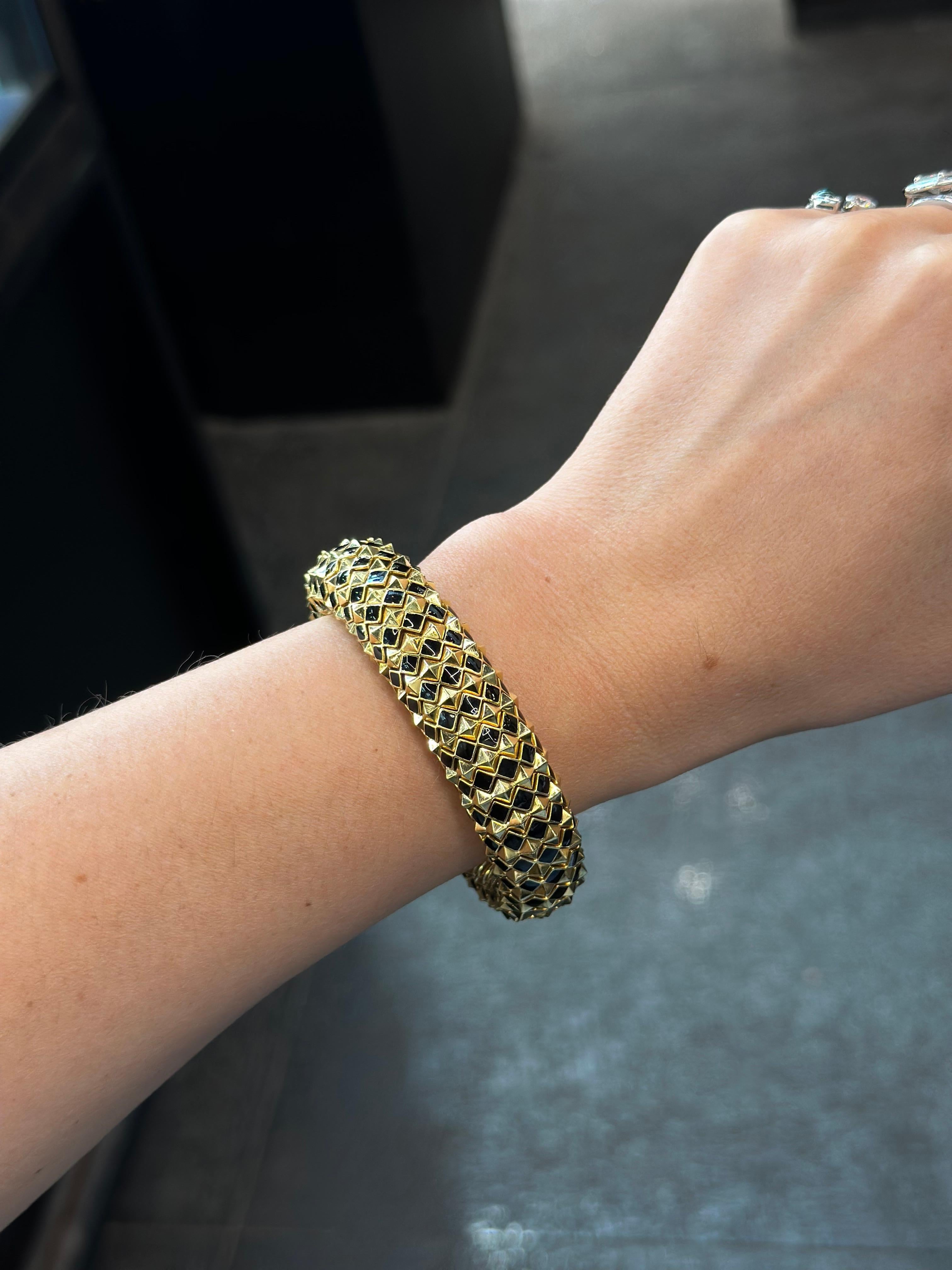 David Webb - Bracelet à enfiler en or jaune 18K avec pyramide en émail noir et pointes en vente 3