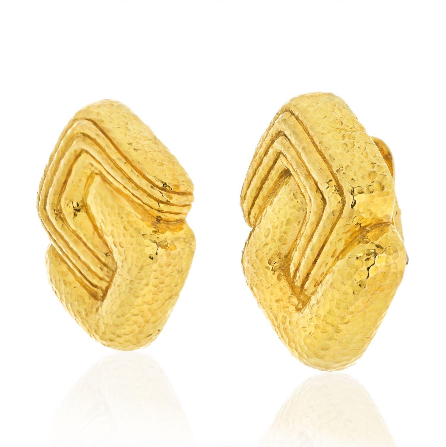Earrings, finely crafted in 18k yellow gold. Signed by David Webb. Circa 1960's.
These David Webb vintage clip 18k gold swirl earrings are a great choice for your night out because they are timelessly elegant and sophisticated. The unique swirl