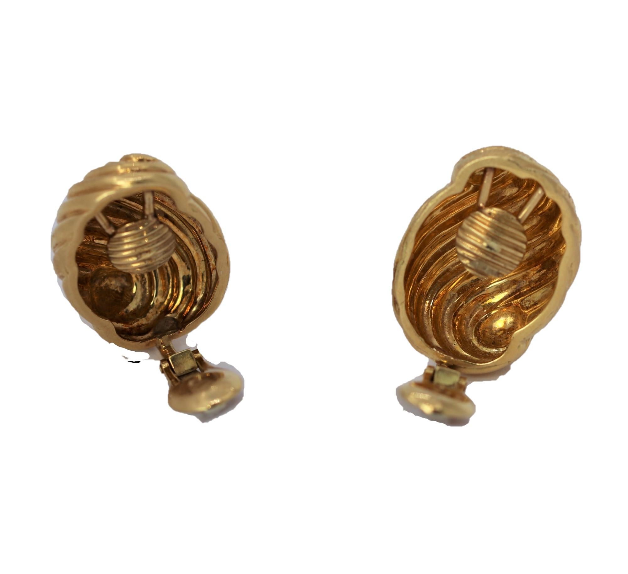 David Webb 18k Yellow Gold Swirl Design Earrings In Good Condition For Sale In Palm Beach, FL