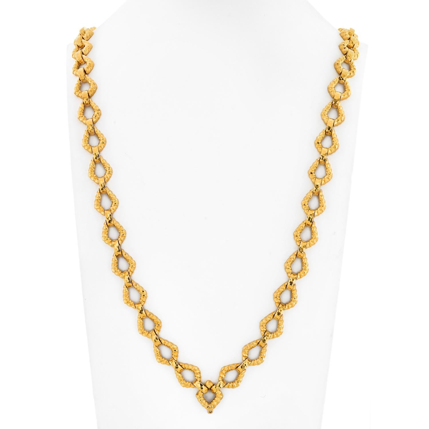 The textured link yellow gold chain necklace by David Webb is a striking piece of jewelry that boasts both beauty and substance. Measuring 31 inches long and weighing 205 grams, it is a substantial piece that commands attention. 

The intricate