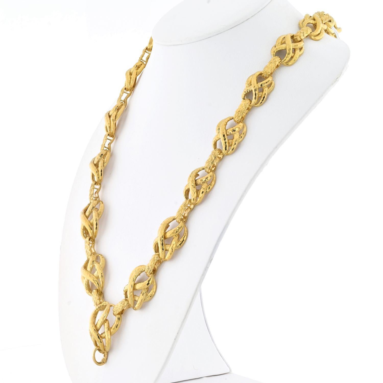 Élevez votre collection de bijoux avec l'élégance intemporelle du collier à maillons torsadés texturés en or jaune 18K de David Webb. D'une longueur de 25 pouces, cette pièce exquise témoigne de l'art inégalé de Webb. Le collier présente un jeu de