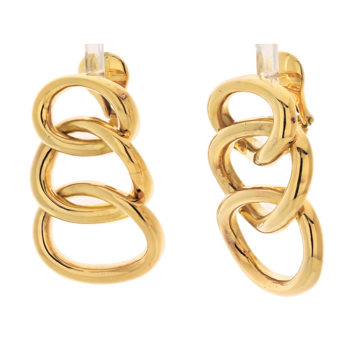 Die David Webb 18K Yellow Gold triple Oval Layered Hoop Style Clip On Earrings sind ein atemberaubendes Beispiel für die Kunstfertigkeit und das Können des Designers. 

Diese Ohrringe zeichnen sich durch ein geschichtetes Reifendesign aus, bei dem