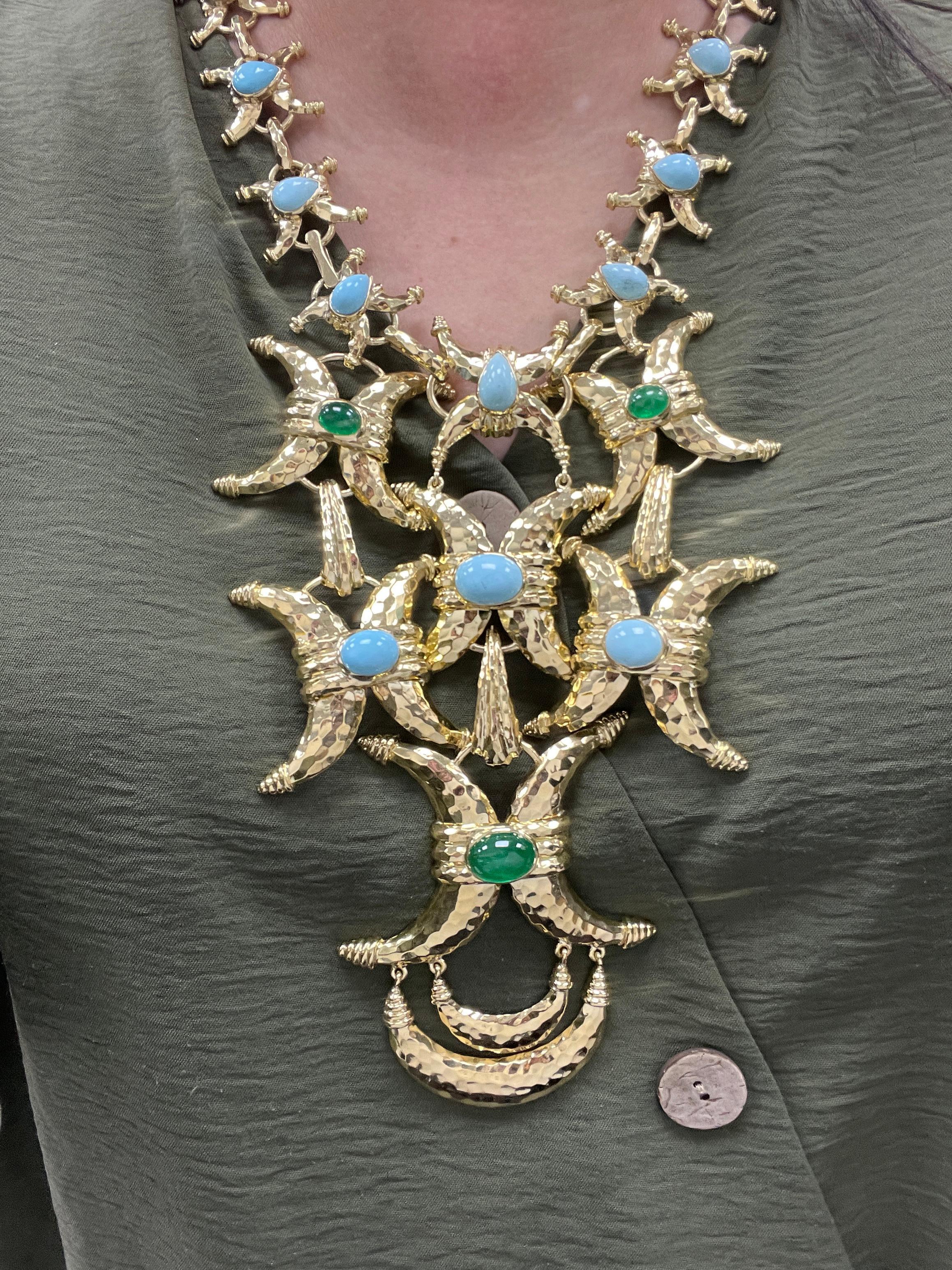 David Webb Collana a mezzaluna in oro giallo 18 carati con turchese e smeraldo In condizioni buone in vendita a New York, NY