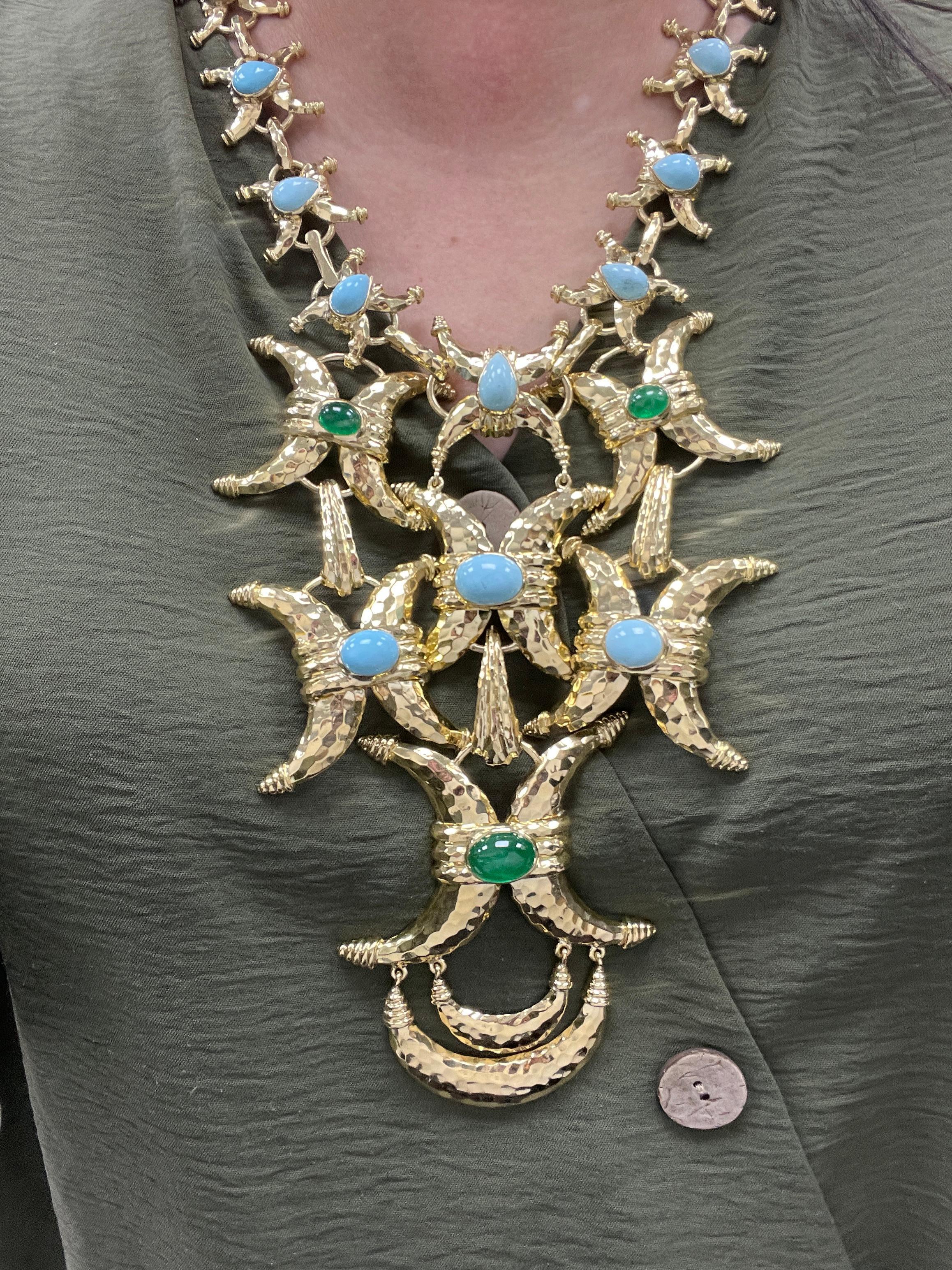 David Webb, collier croissant en or jaune 18 carats avec turquoises et émeraudes Bon état - En vente à New York, NY