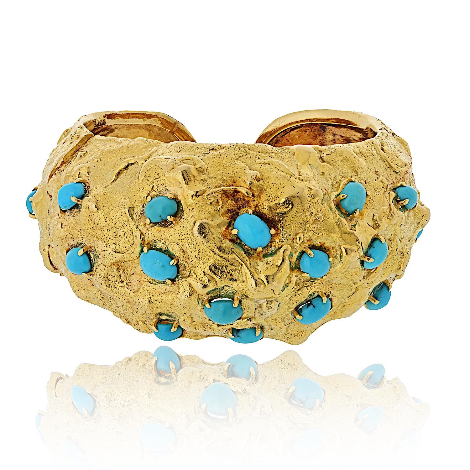Ce bracelet manchette vintage de David Webb est un exemple exceptionnel du style audacieux et sculptural du créateur et de sa maîtrise des couleurs. Réalisé en or jaune 18 carats richement texturé avec la finition martelée caractéristique de Webb,