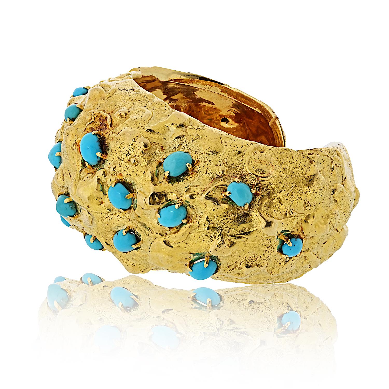 Moderne Bracelet manchette martelé en or jaune 18K et turquoise David Webb en vente