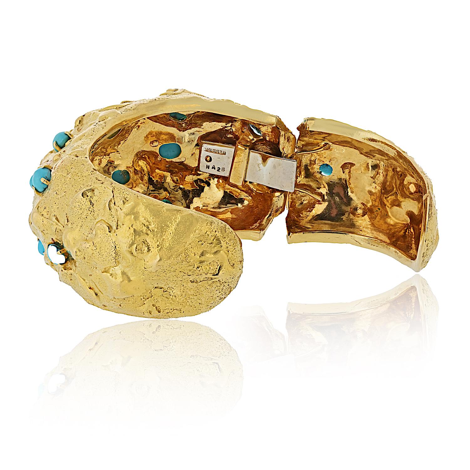 Bracelet manchette martelé en or jaune 18K et turquoise David Webb Excellent état - En vente à New York, NY