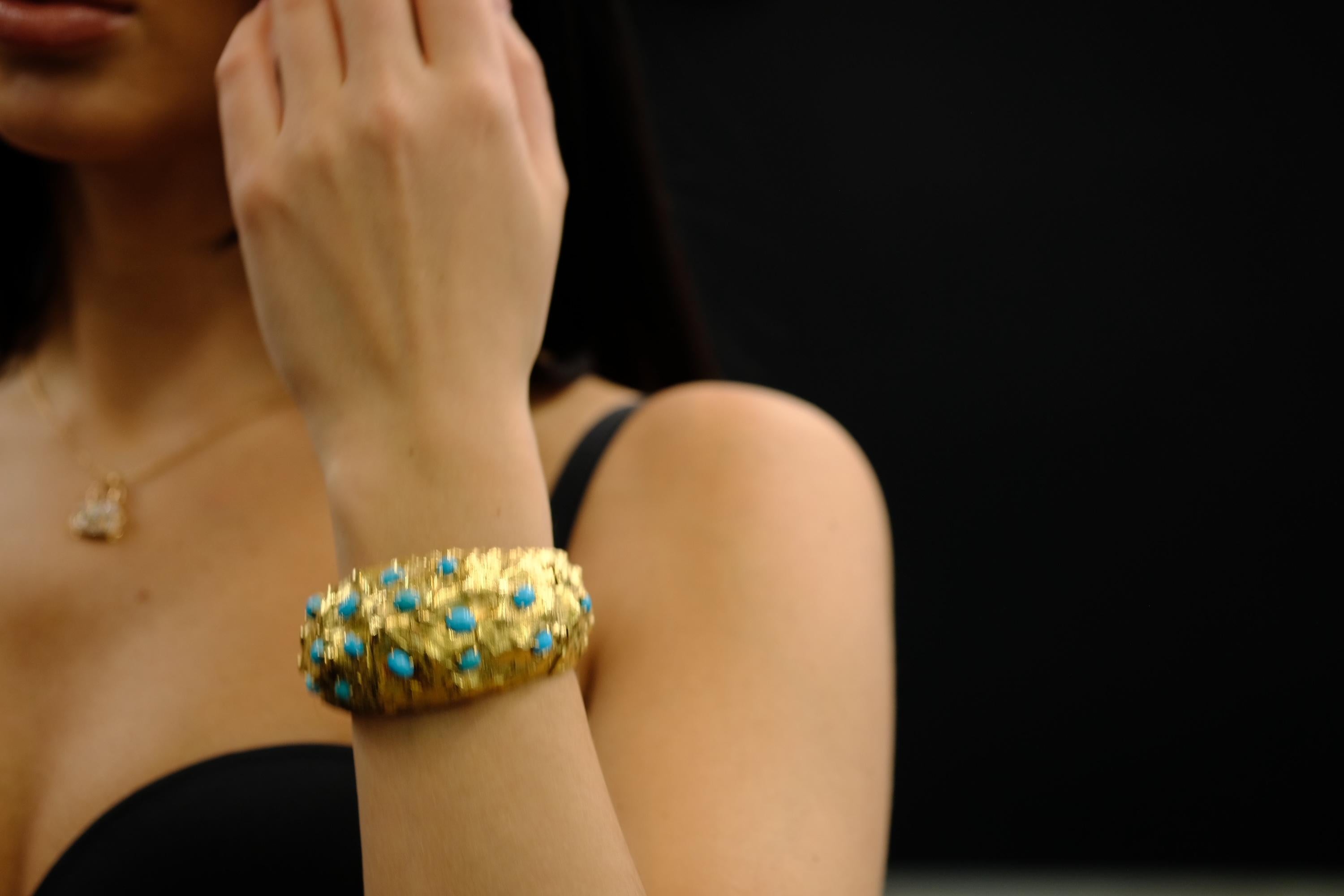 Bracelet manchette martelé en or jaune 18K et turquoise David Webb en vente 1