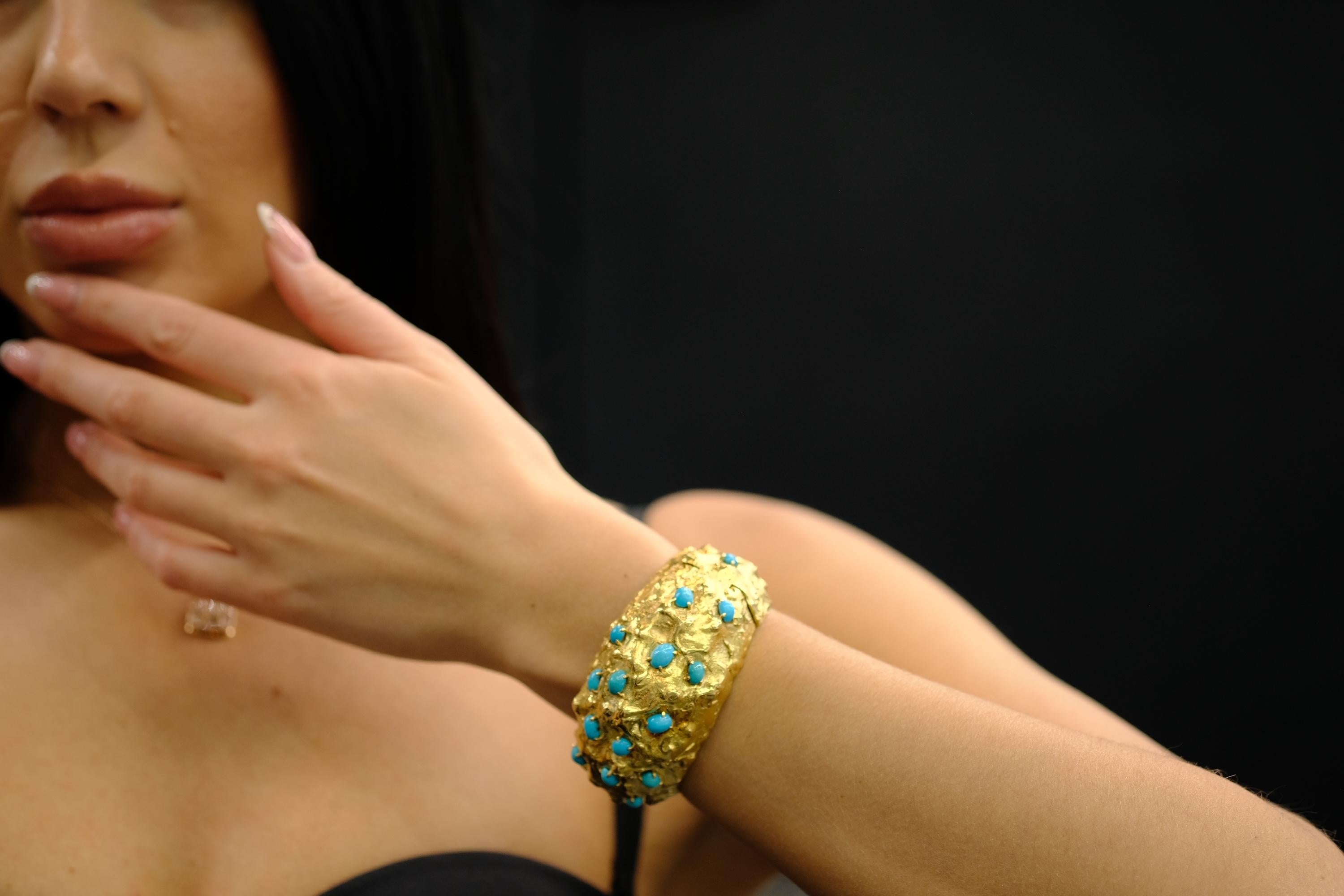 Bracelet manchette martelé en or jaune 18K et turquoise David Webb en vente 3
