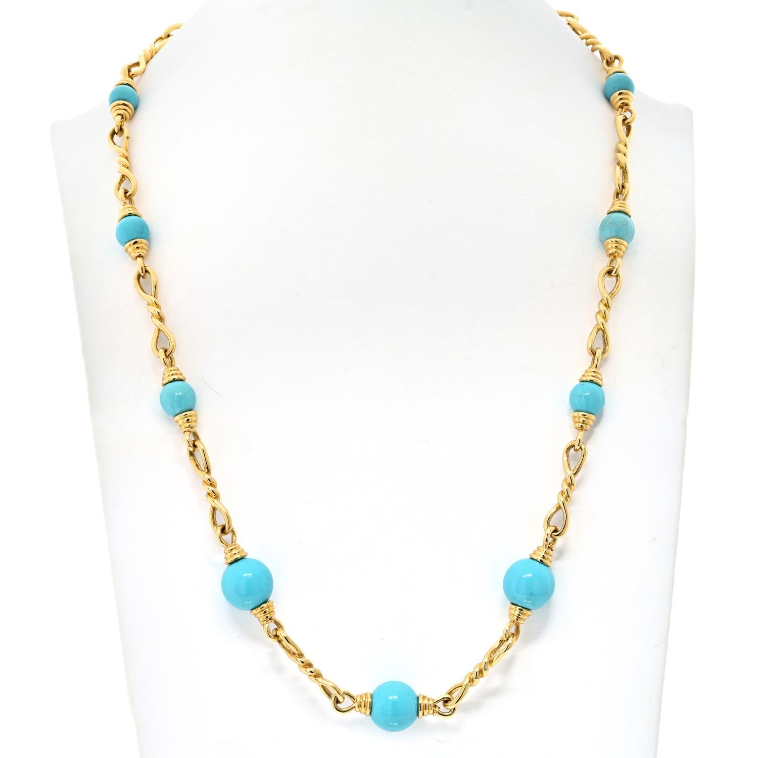 Ce collier à maillons en turquoise en or jaune 18K de David Webb est une pièce vibrante et polyvalente, mesurant 30 pouces de long. Le collier présente des perles turquoise graduelles entrecoupées de maillons torsadés en or, créant ainsi un design