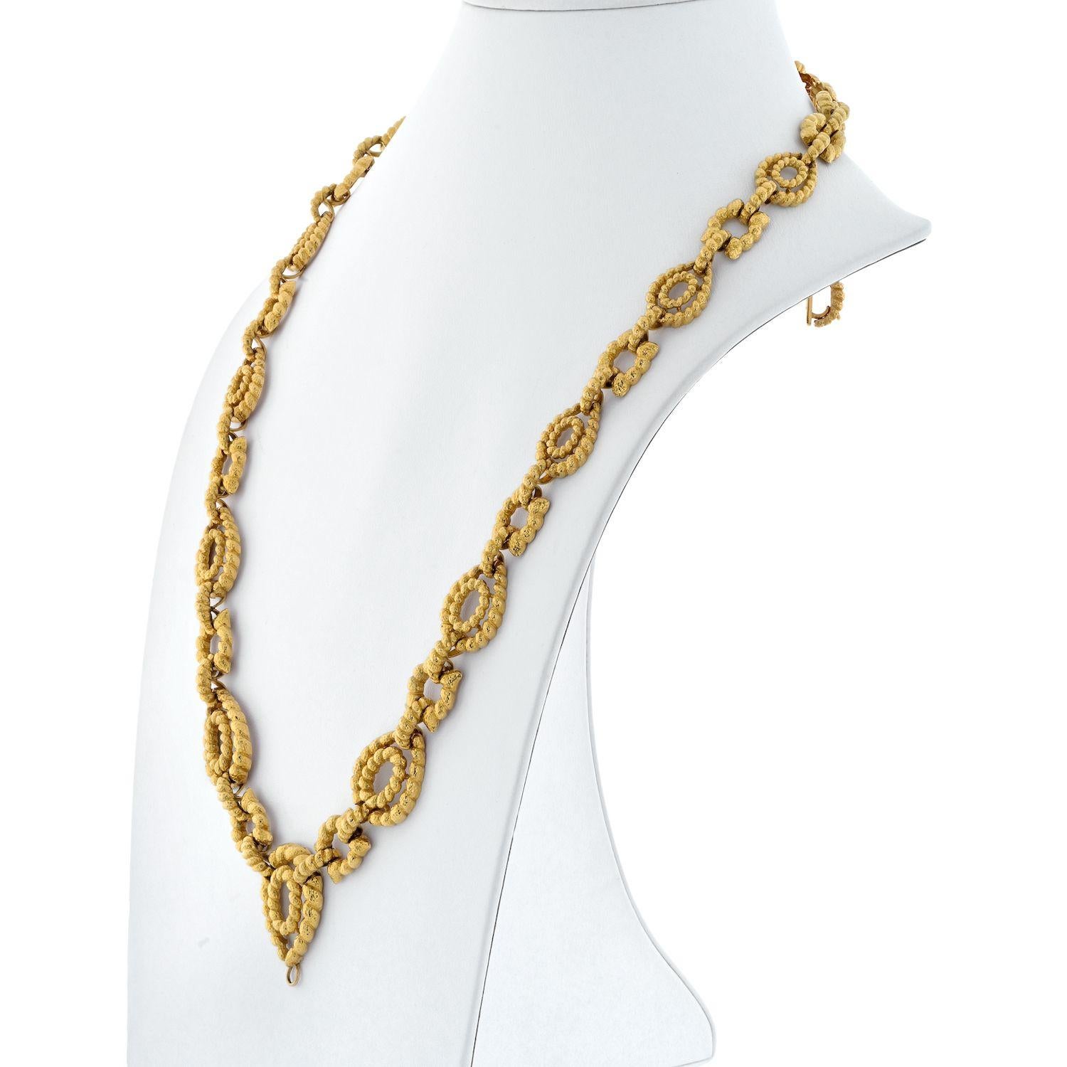 David Webb 18K Yellow Gold Twisted Open Link Long Necklace.
This is a yellow gold chain designed by David Webb with stylized links, suitable for David Webb pendant.
Total Length: 31.5 inches.
Removable Extension: 8 inches (can be worn as a