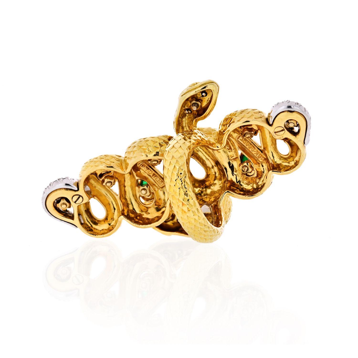 Taille émeraude David Webb Bague en or jaune 18 carats à deux serpents, émeraudes, diamants, entrelacés en vente