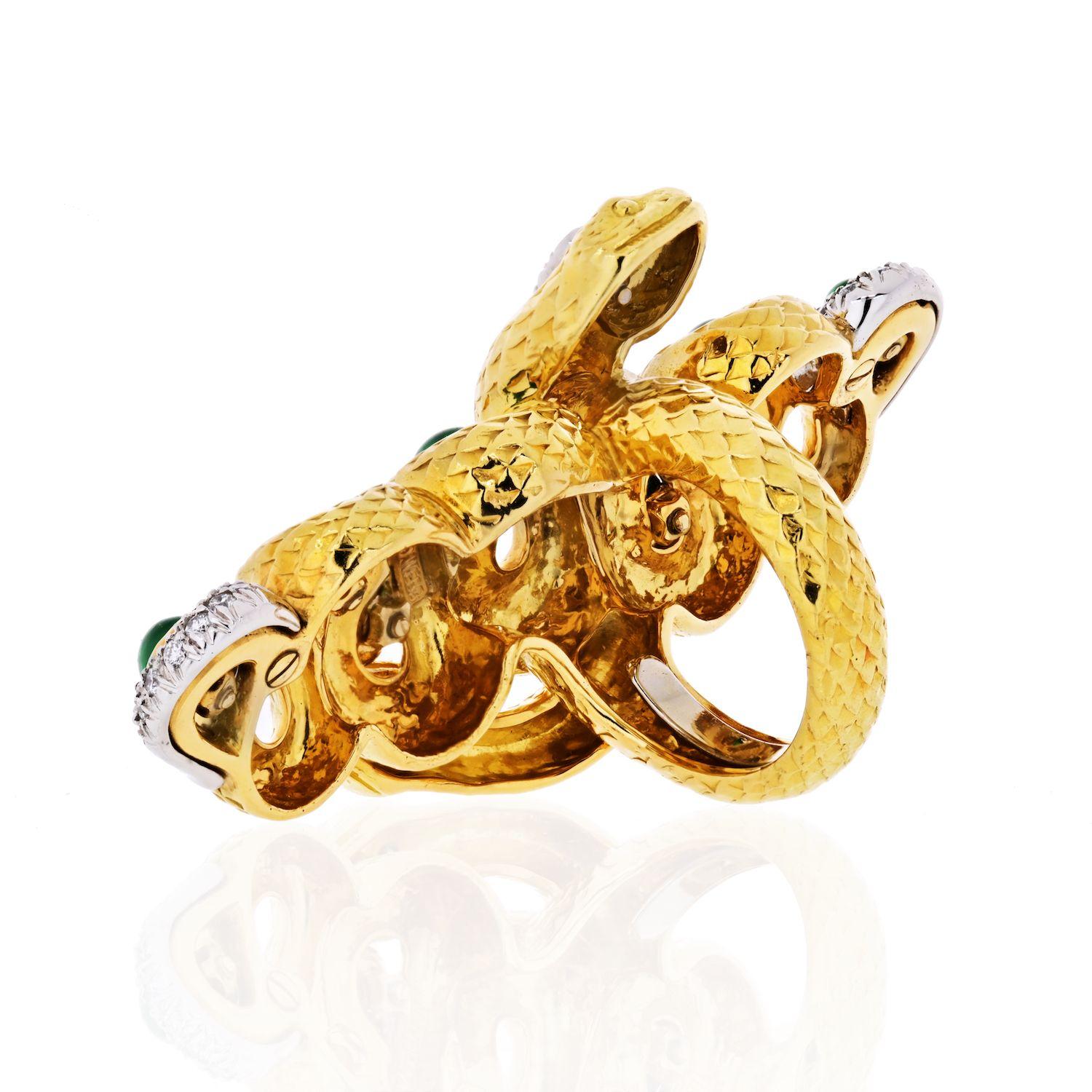 Modern David Webb 18K Yellow Gold Two Snakes, Emeralds, Diamonds, Interlocking Ring For Sale