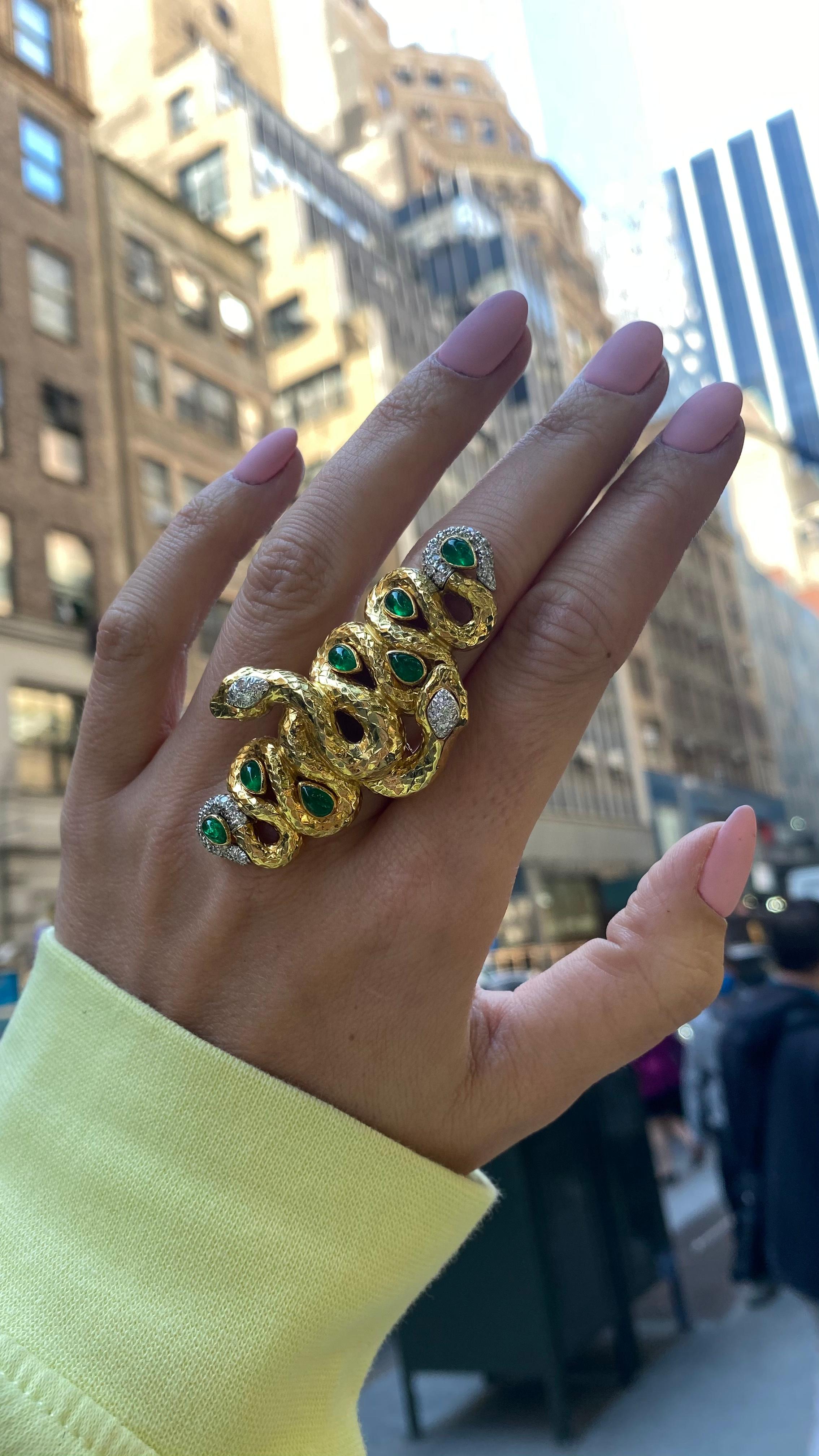 David Webb 18K Yellow Gold Two Snakes, Emeralds, Diamonds, Interlocking Ring In Excellent Condition For Sale In New York, NY