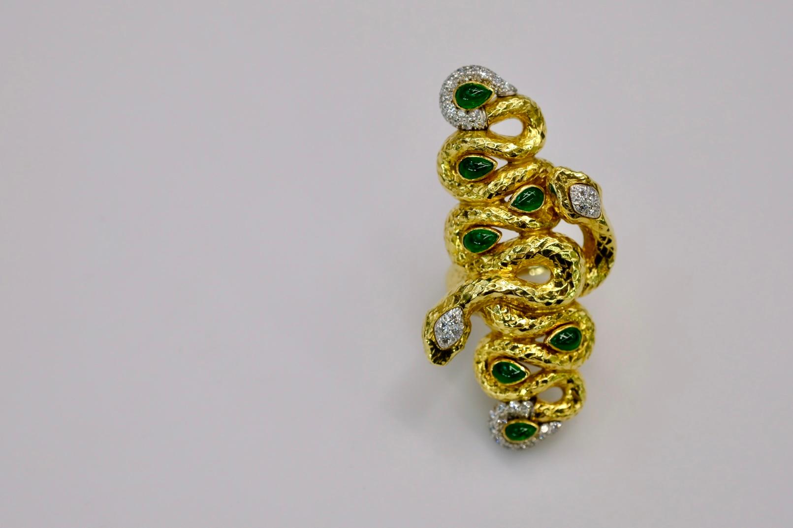 David Webb 18K Yellow Gold Two Snakes, Emeralds, Diamonds, Interlocking Ring In Excellent Condition For Sale In New York, NY