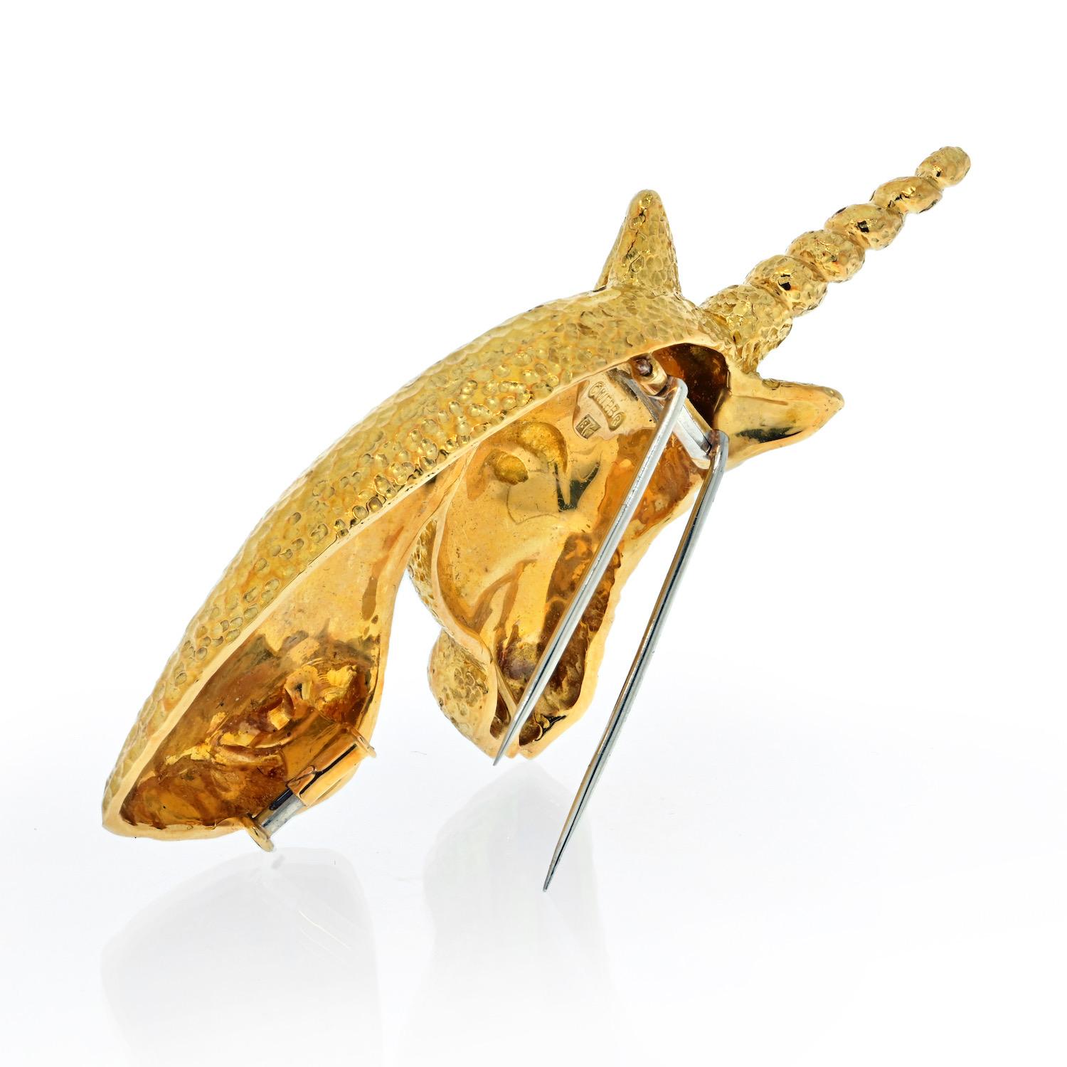 Cette broche licorne de David Webb, aux détails exquis, est aussi intrigante que belle. Réalisé en or jaune pur 18 carats, avec une magnifique finition martelée or.
Cette broche mesure environ 7 cm de long.
