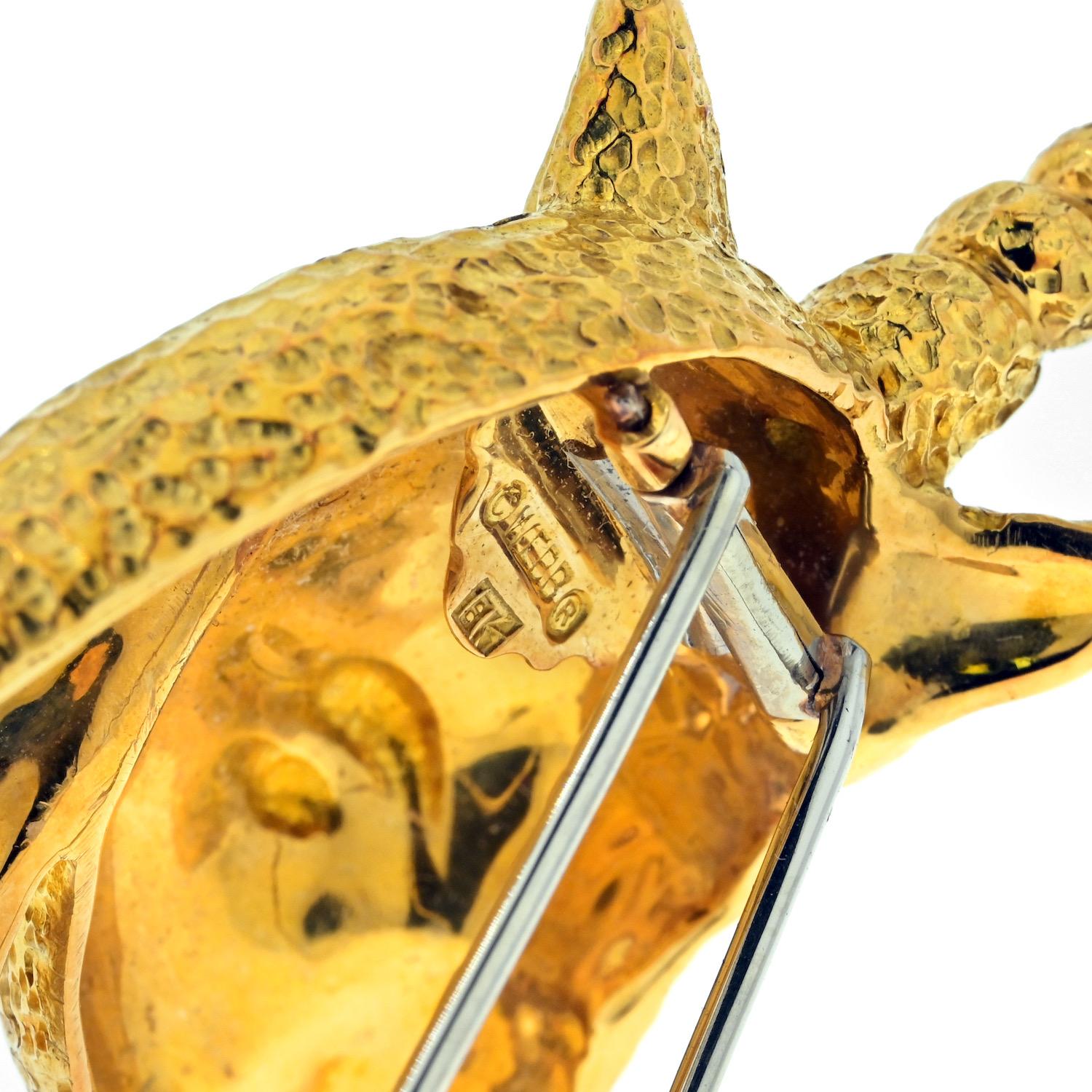 David Webb Spilla unicorno in oro giallo 18 carati In condizioni ottime in vendita a New York, NY