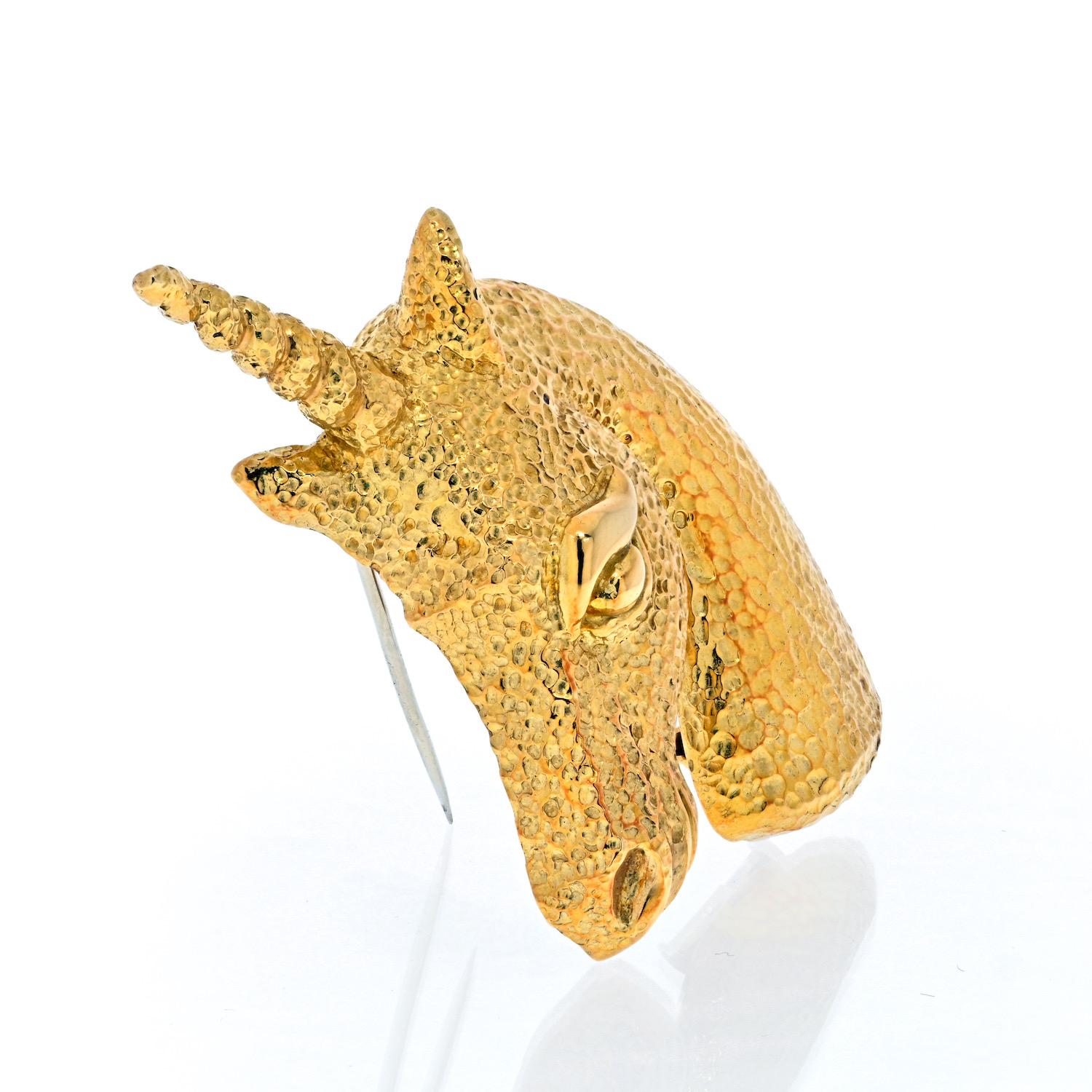 David Webb 18K Yellow Gold Unicorn Brooch In Excellent Condition For Sale In New York, NY