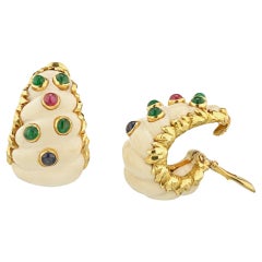 David Webb Boucles d'oreilles en or jaune 18 carats, corail blanc, saphirs, rubis et émeraudes