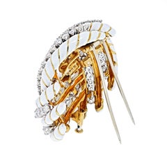 David Webb Broche nœud en or jaune 18 carats, émail blanc et diamants de 8,00 carats