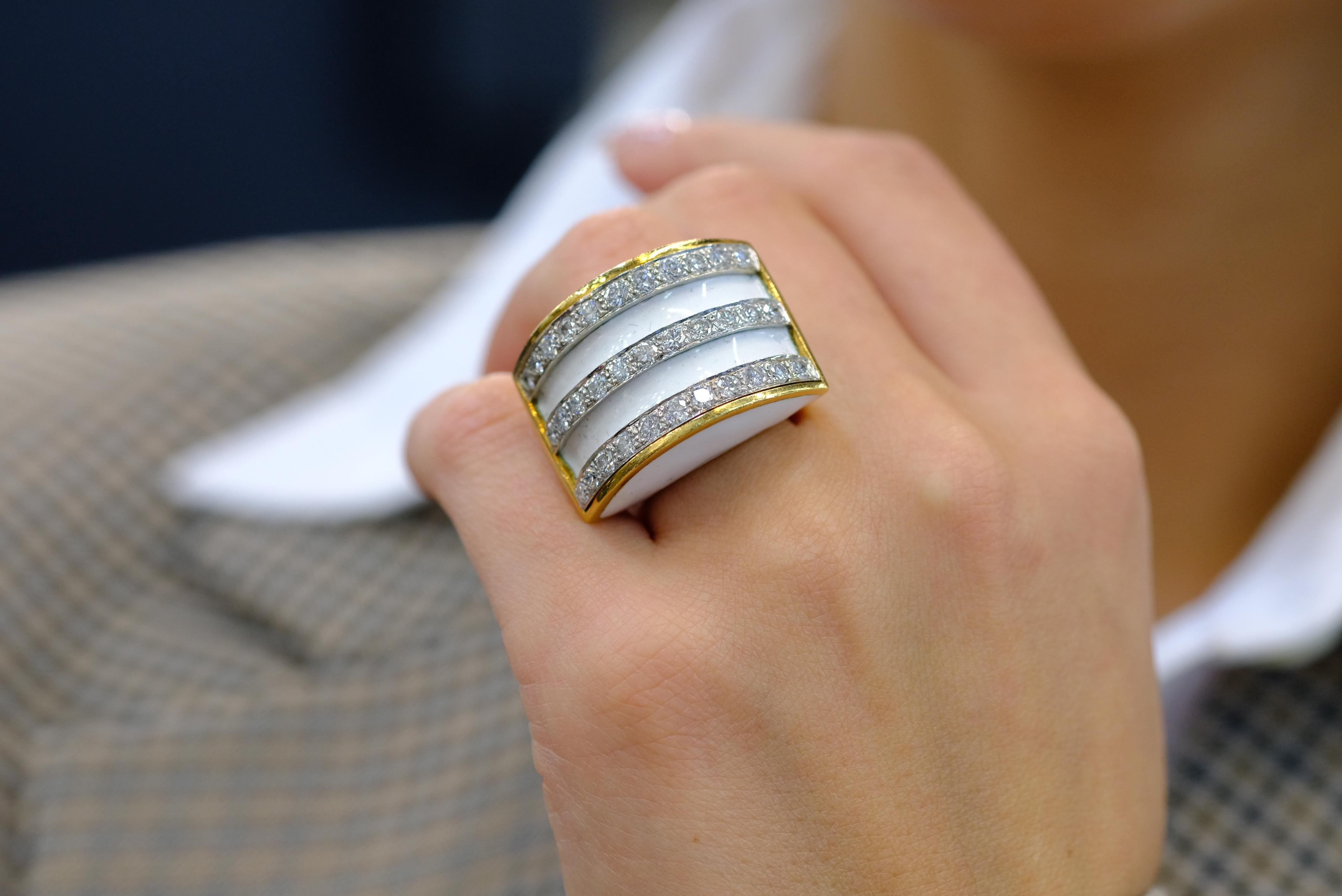 David Webb Anello da cocktail in oro giallo 18 carati, smalto bianco e diamanti In condizioni ottime in vendita a New York, NY