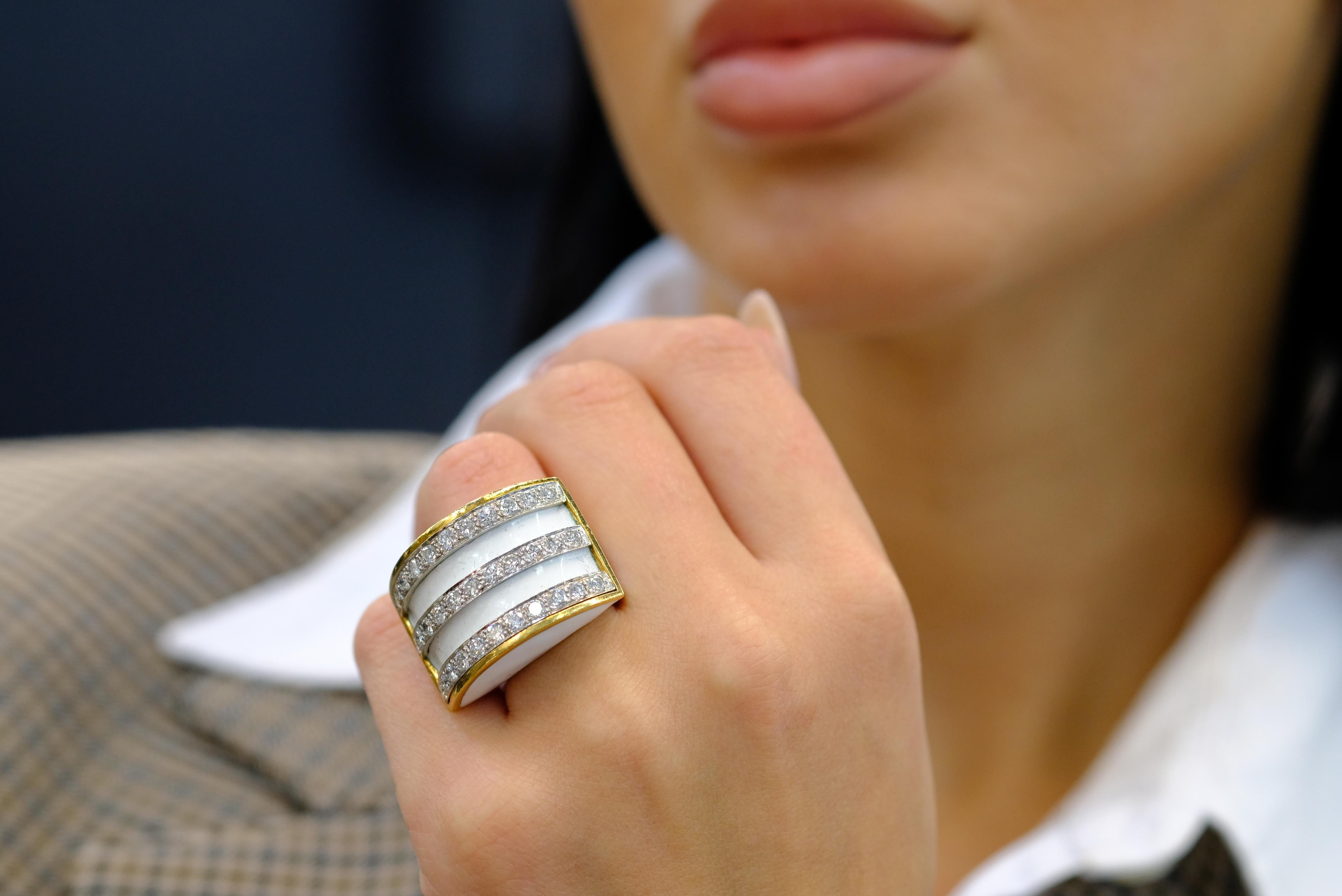 Donna David Webb Anello da cocktail in oro giallo 18 carati, smalto bianco e diamanti in vendita