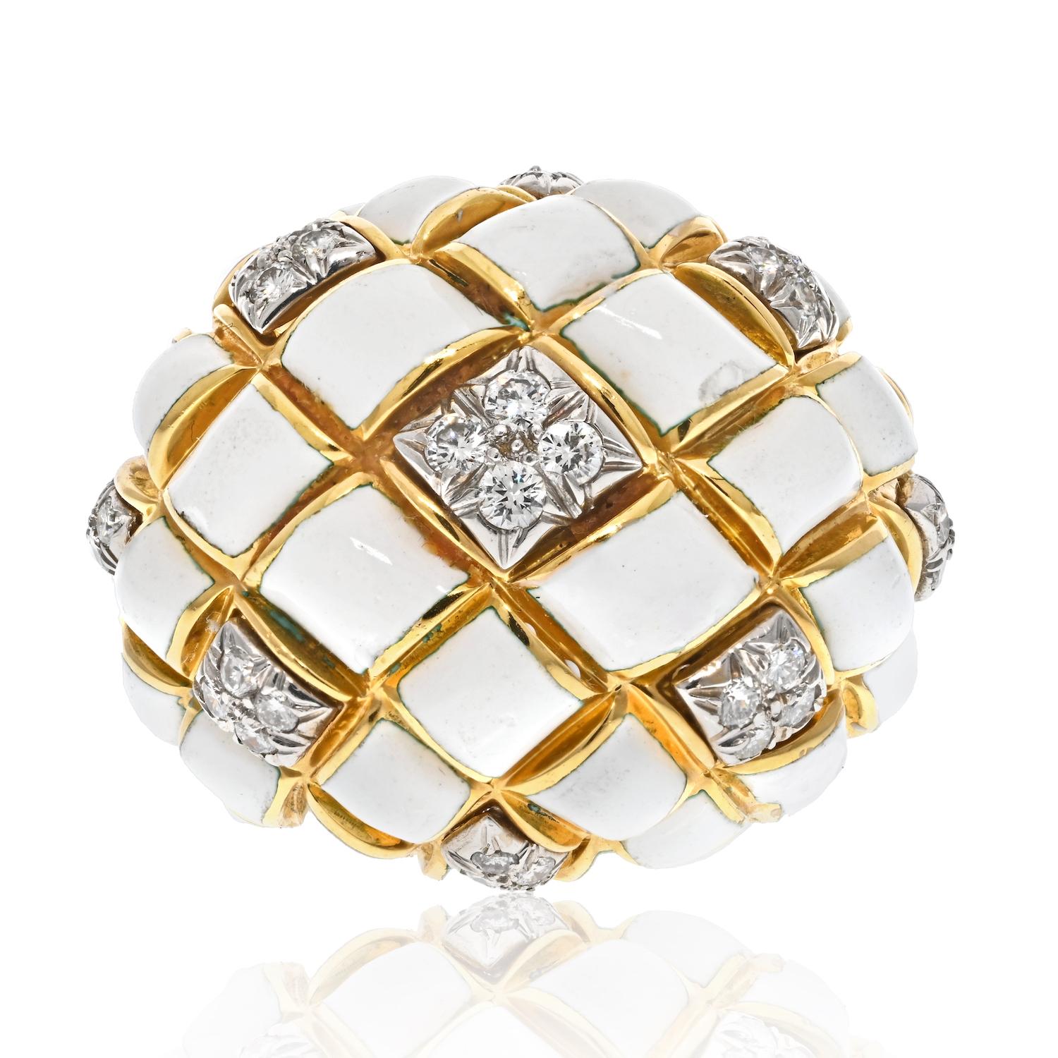 Design/One audacieux et immédiatement reconnaissable, cette bague dôme vintage met en valeur le mélange de couleurs, de formes et de textures propre à la marque. Avec son motif en damier saisissant d'émail blanc brillant et de diamants ronds
