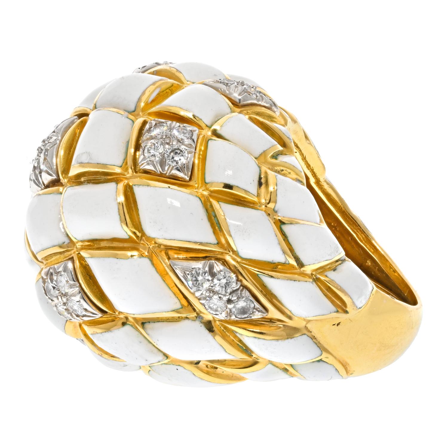 Moderne Bague en or jaune 18 carats, émail blanc et diamants David Webb en vente