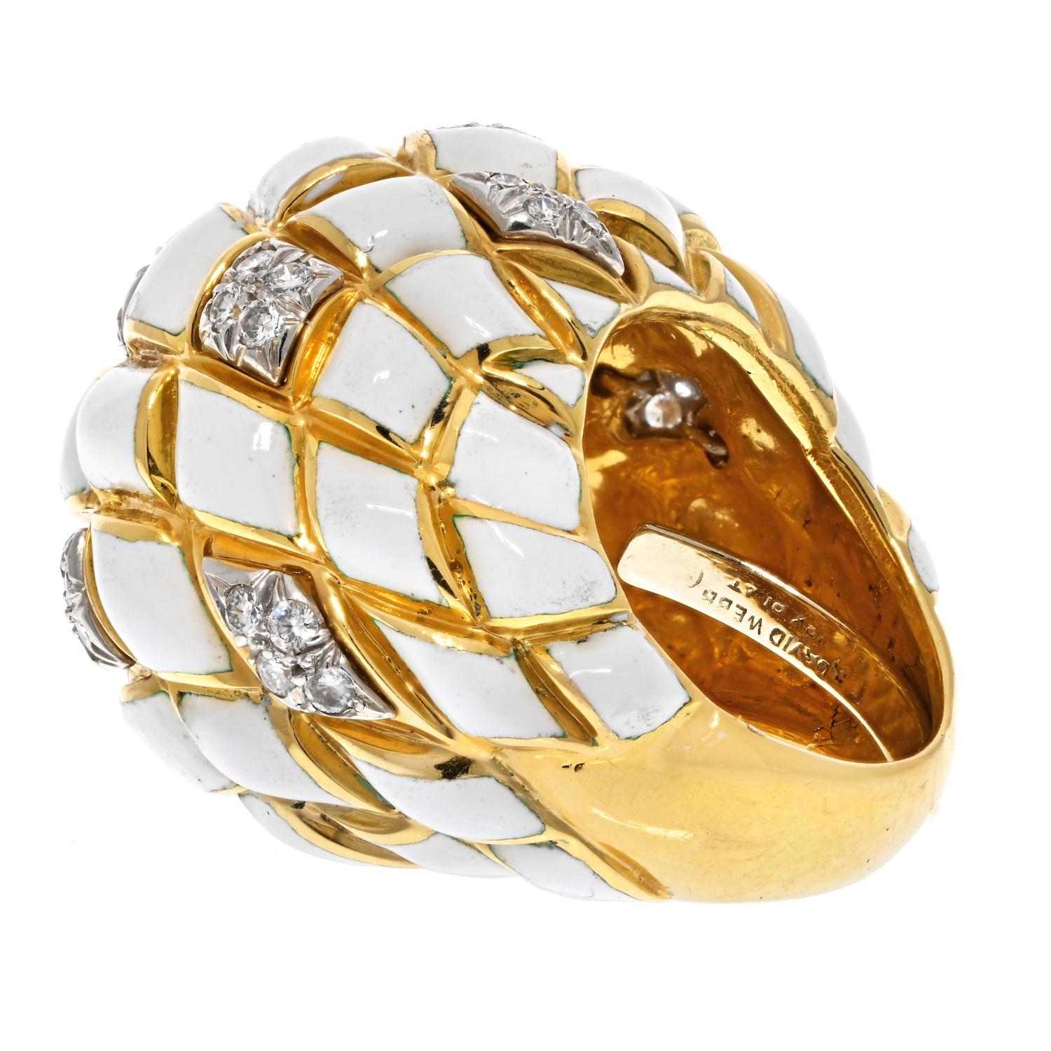 Taille ronde Bague en or jaune 18 carats, émail blanc et diamants David Webb en vente