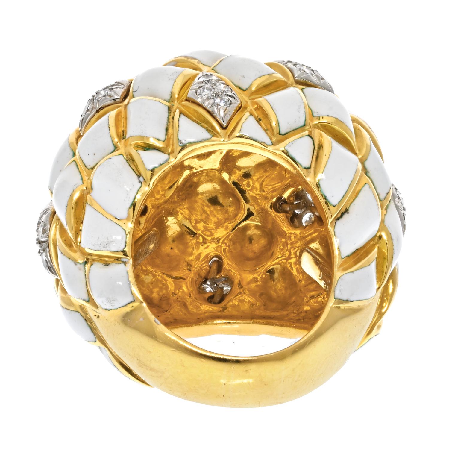 Bague en or jaune 18 carats, émail blanc et diamants David Webb Excellent état - En vente à New York, NY
