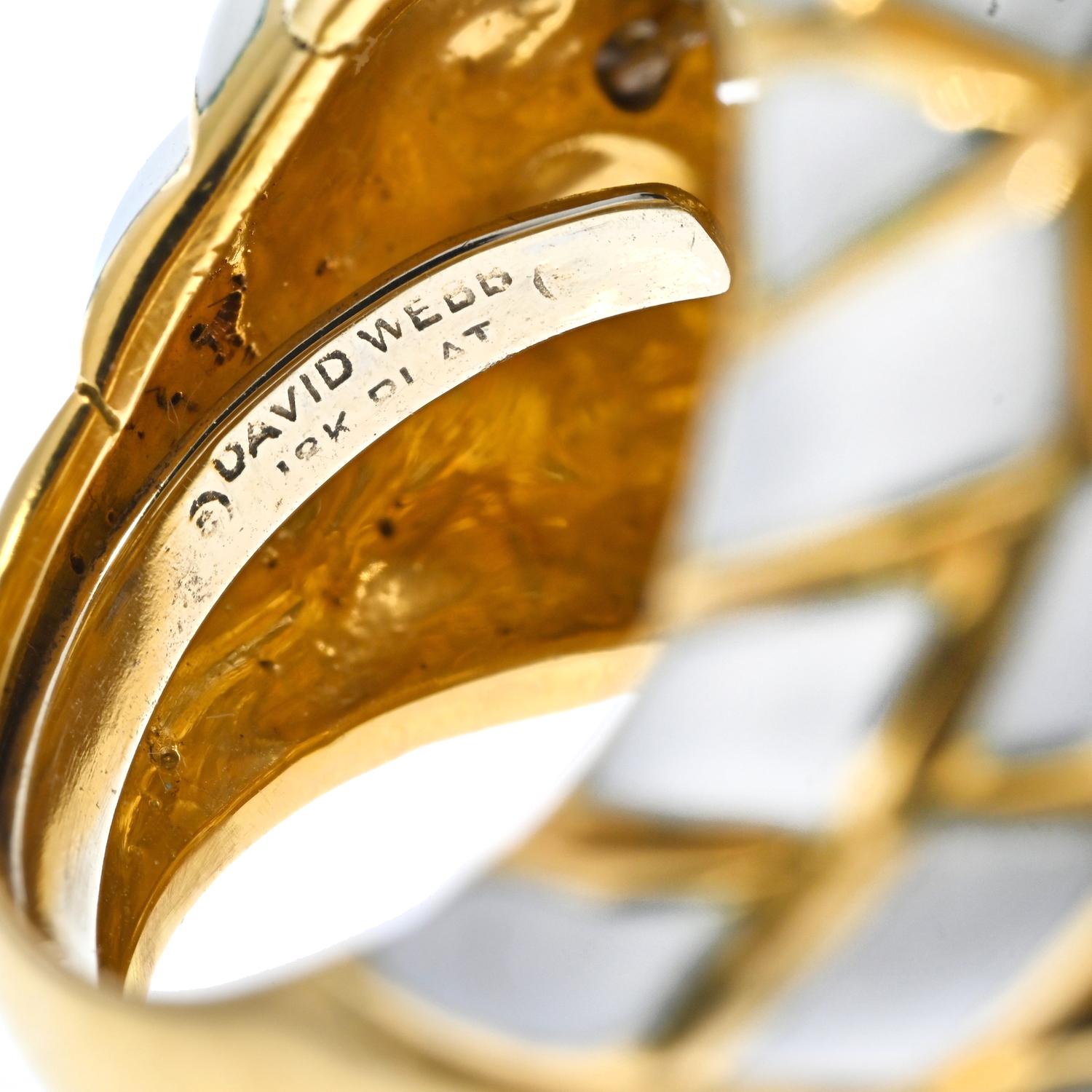 Bague en or jaune 18 carats, émail blanc et diamants David Webb Pour femmes en vente