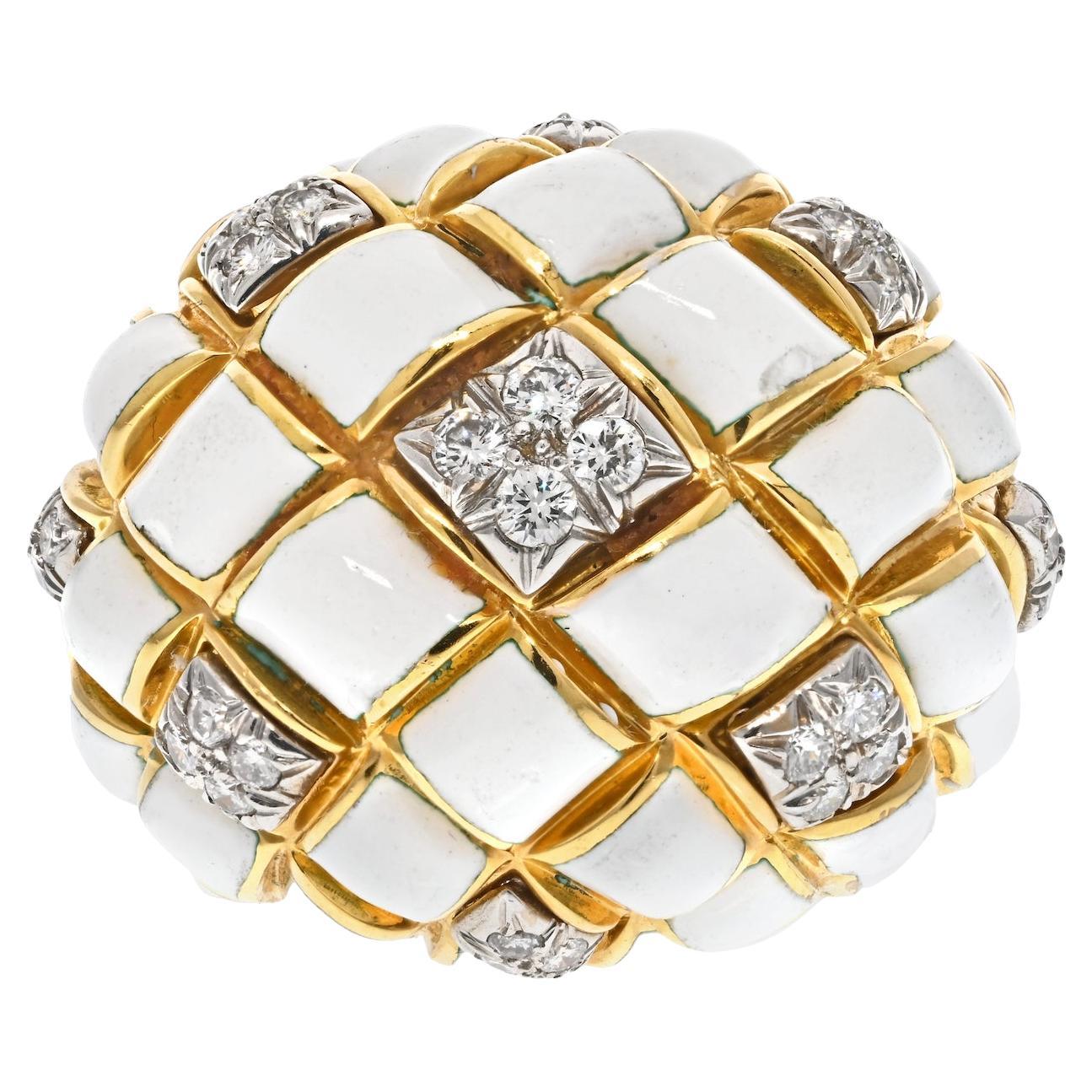 Bague en or jaune 18 carats, émail blanc et diamants David Webb en vente