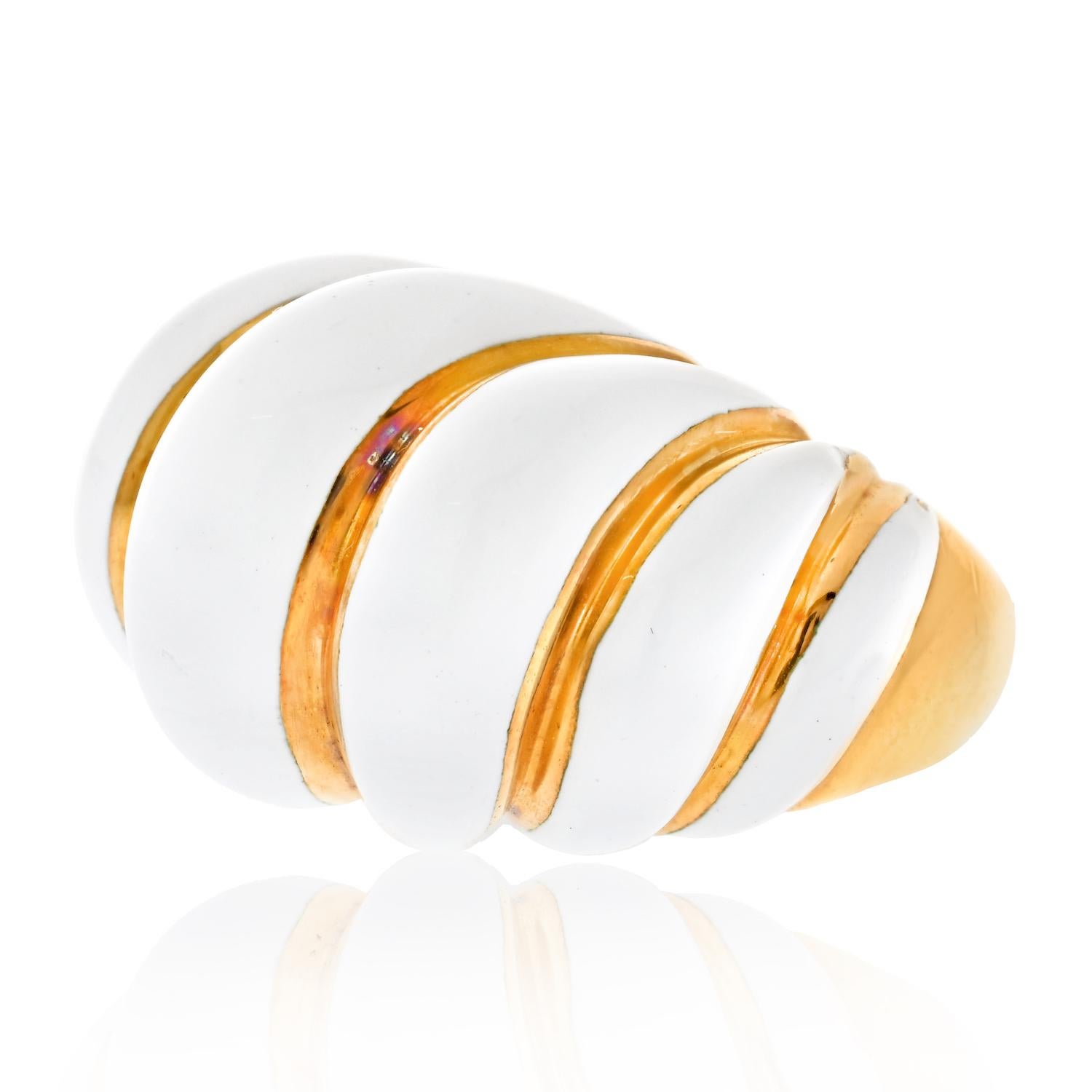 David Webb Ring aus weißer Emaille mit geriffelter Garnele - 18K Gelbgold, Platin, 1970er

Dieser ikonische und skulpturale Entwurf von David Webb ist ein herausragendes Beispiel für die kühne Ästhetik und die meisterhafte Handwerkskunst des