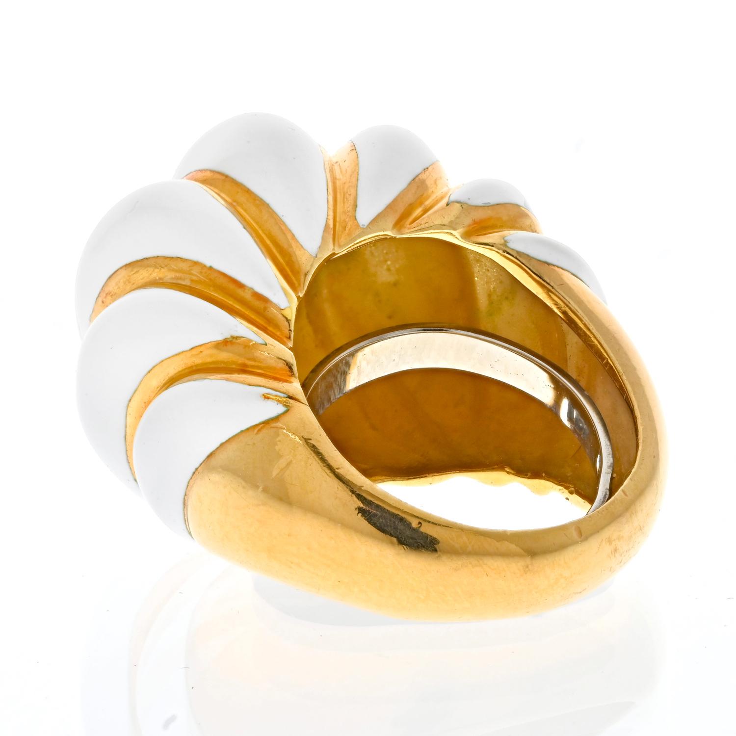 David Webb 18K Gelbgold, Weißer Emaille Cocktail Ring im Zustand „Hervorragend“ im Angebot in New York, NY