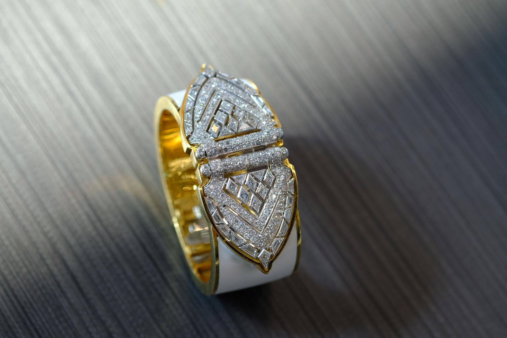 David Webb Bracelet manchette vintage en or jaune 18 carats, émail blanc et diamants en vente 4