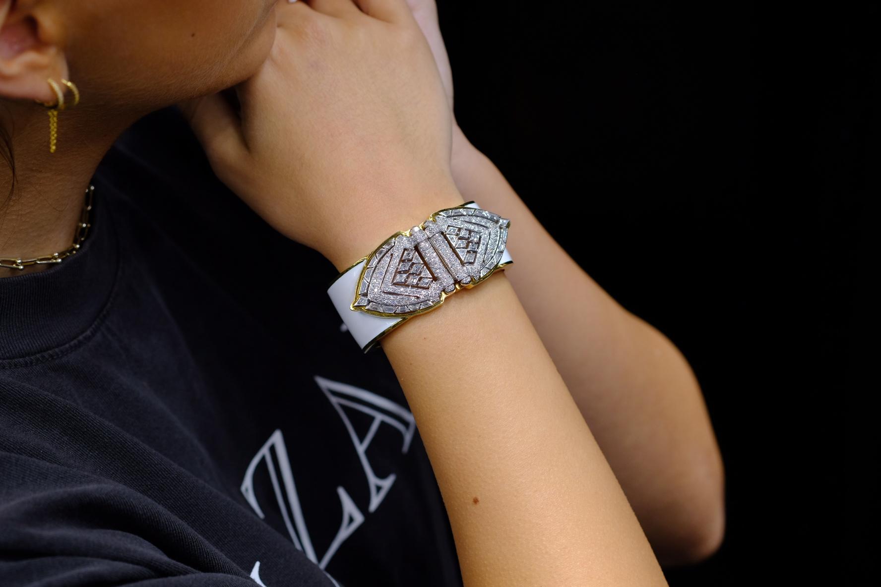 David Webb Bracelet manchette vintage en or jaune 18 carats, émail blanc et diamants en vente 7